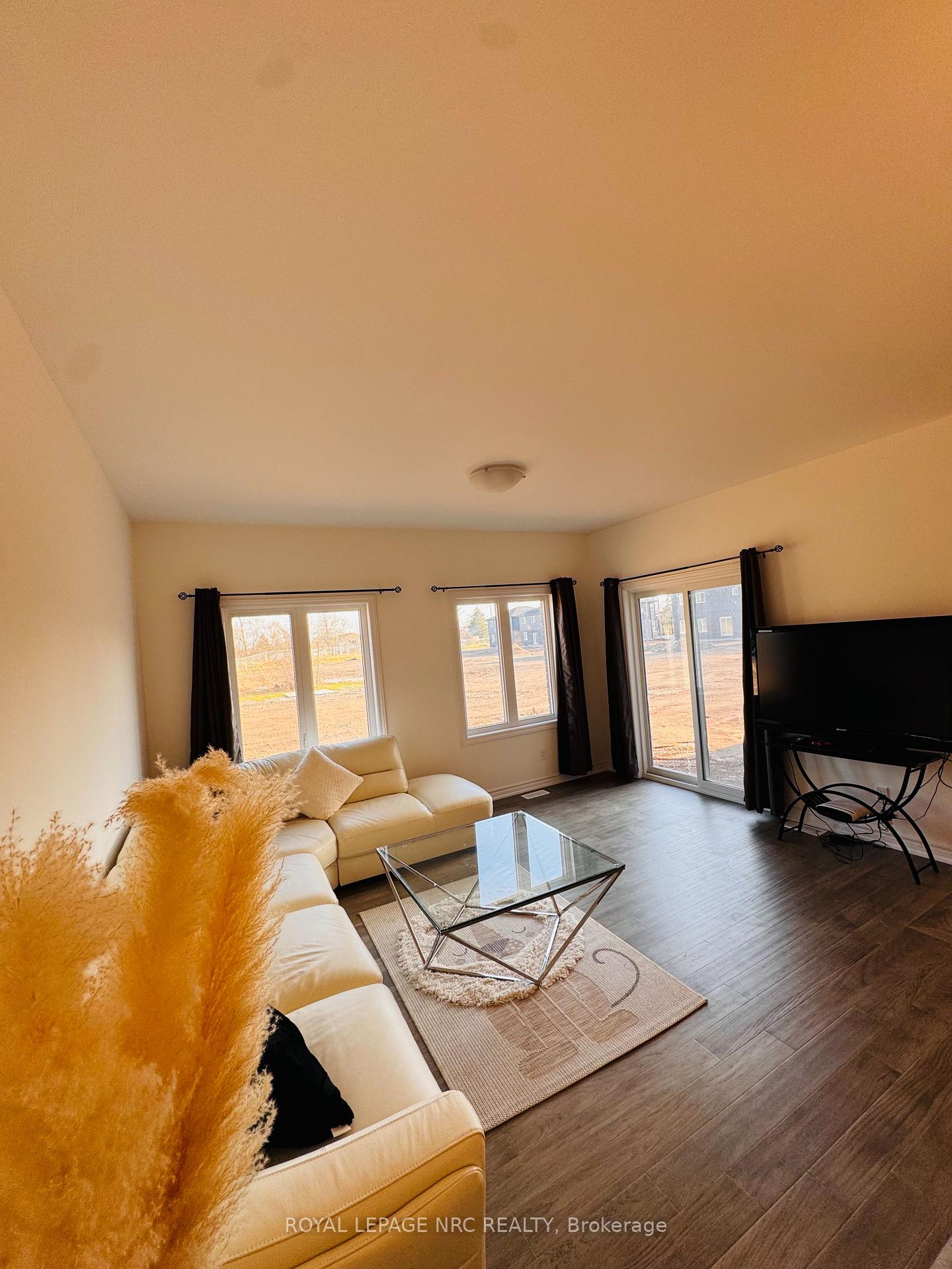 Photo 10 of 105 Laugher Avenue, Welland, Lincoln/Crowland — HOMEH