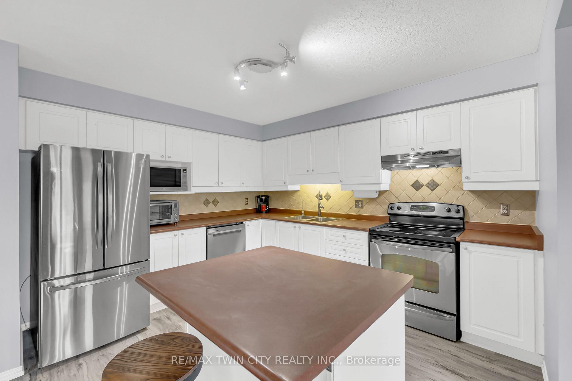 Photo 11 of 556 Dansbury Drive, Waterloo — HOMEH
