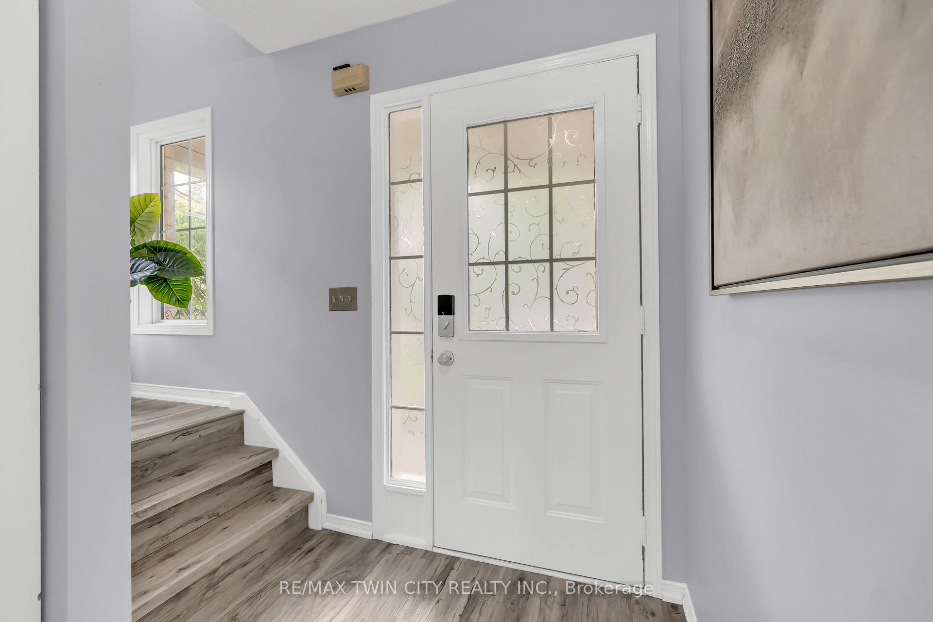Photo 14 of 556 Dansbury Drive, Waterloo — HOMEH