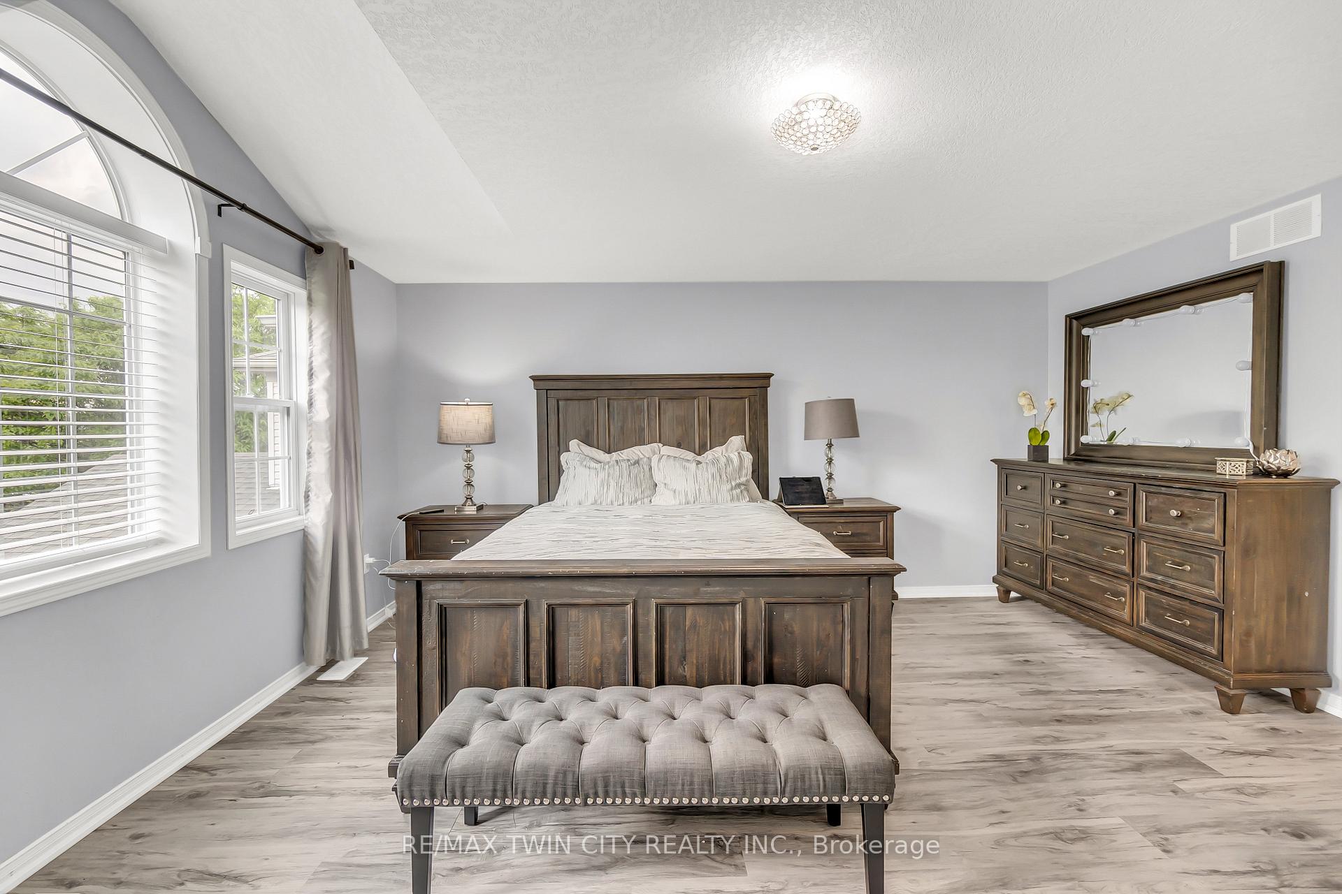 Photo 15 of 556 Dansbury Drive, Waterloo — HOMEH