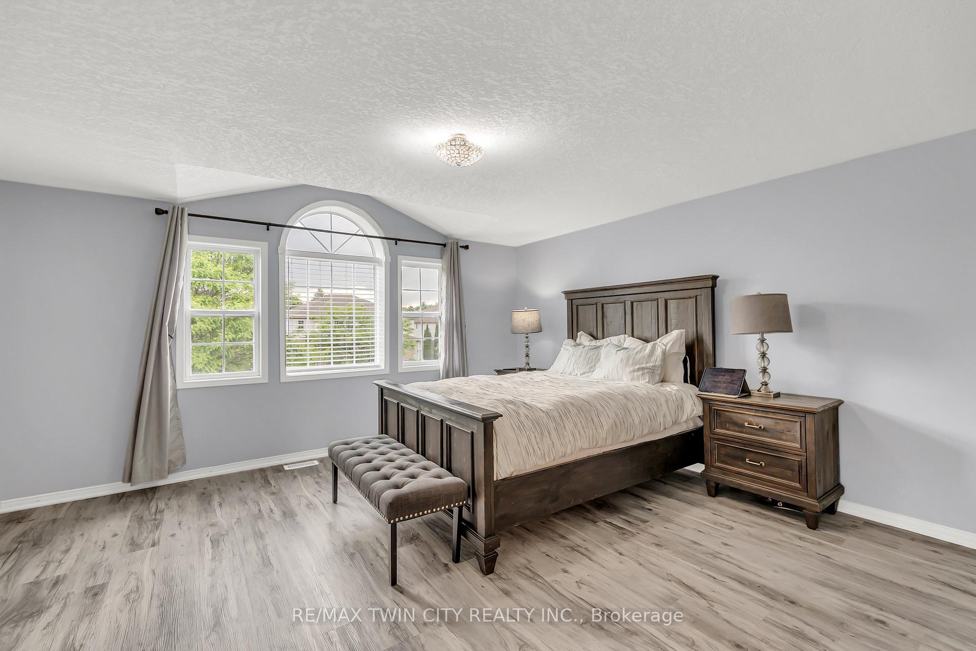 Photo 16 of 556 Dansbury Drive, Waterloo — HOMEH