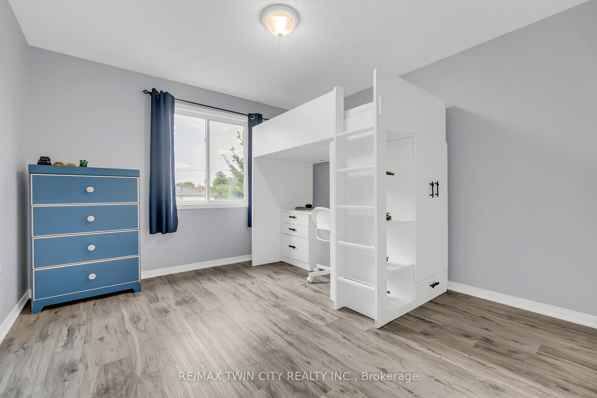 Photo 21 of 556 Dansbury Drive, Waterloo — HOMEH