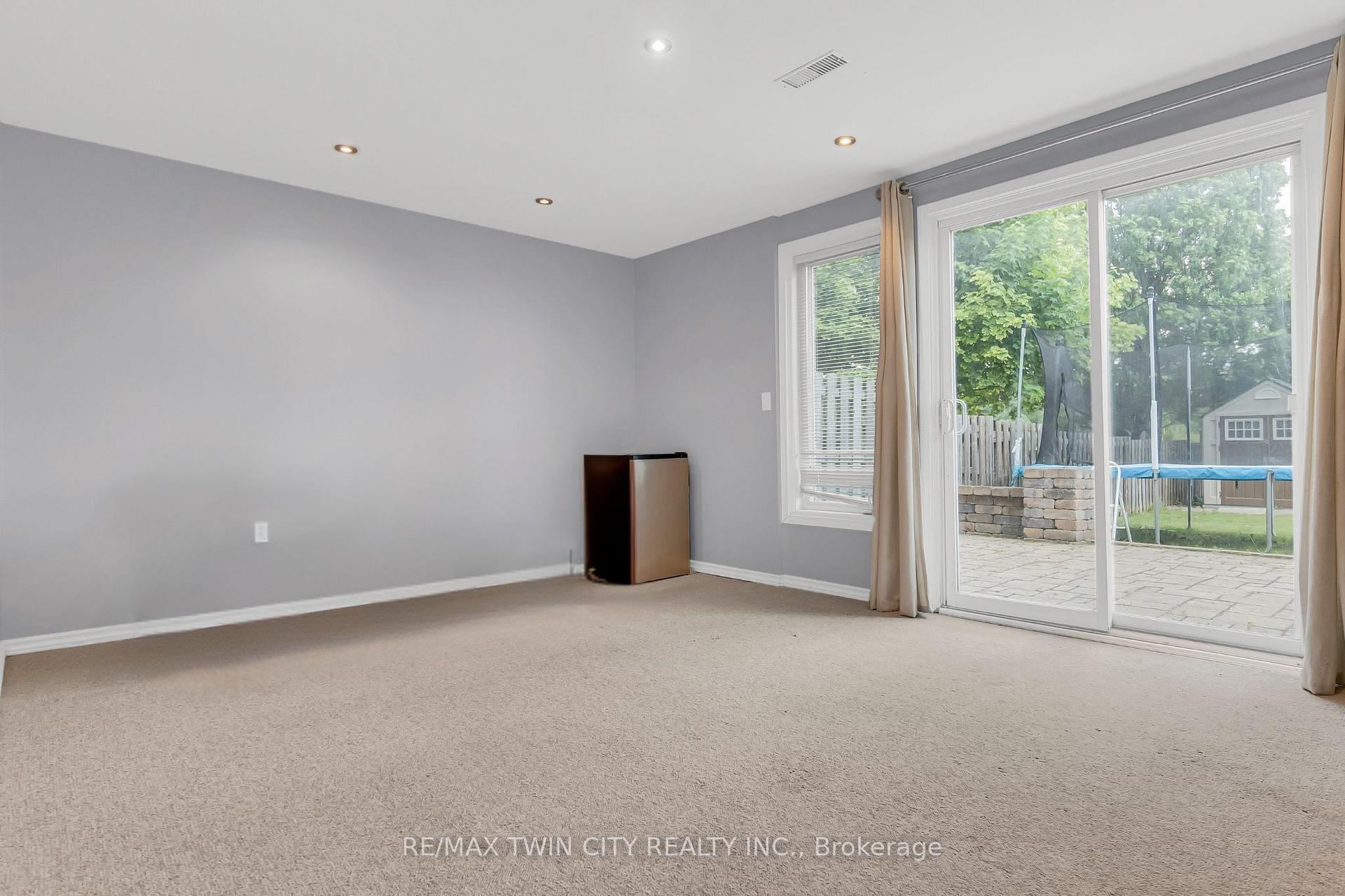 Photo 25 of 556 Dansbury Drive, Waterloo — HOMEH