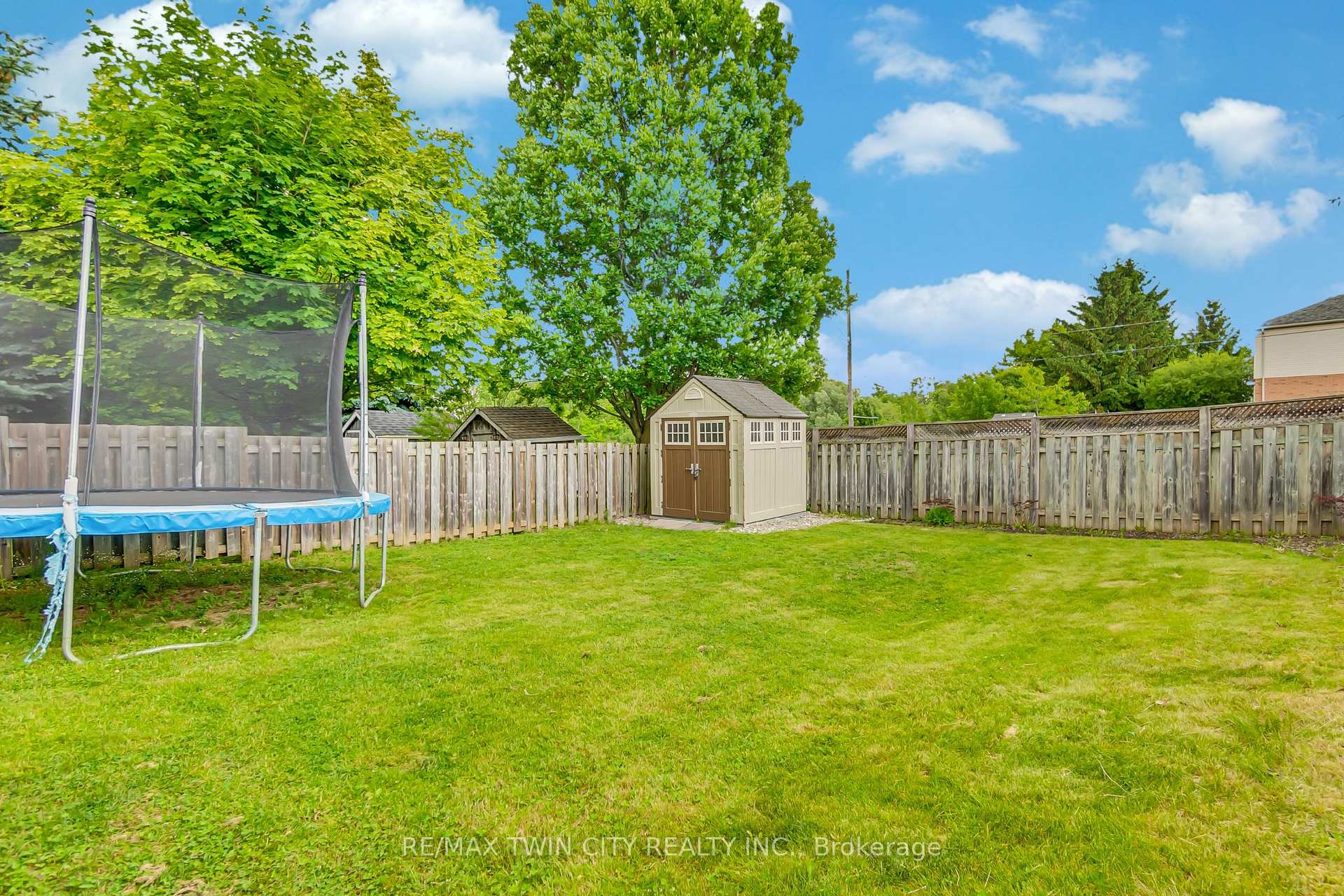 Photo 27 of 556 Dansbury Drive, Waterloo — HOMEH