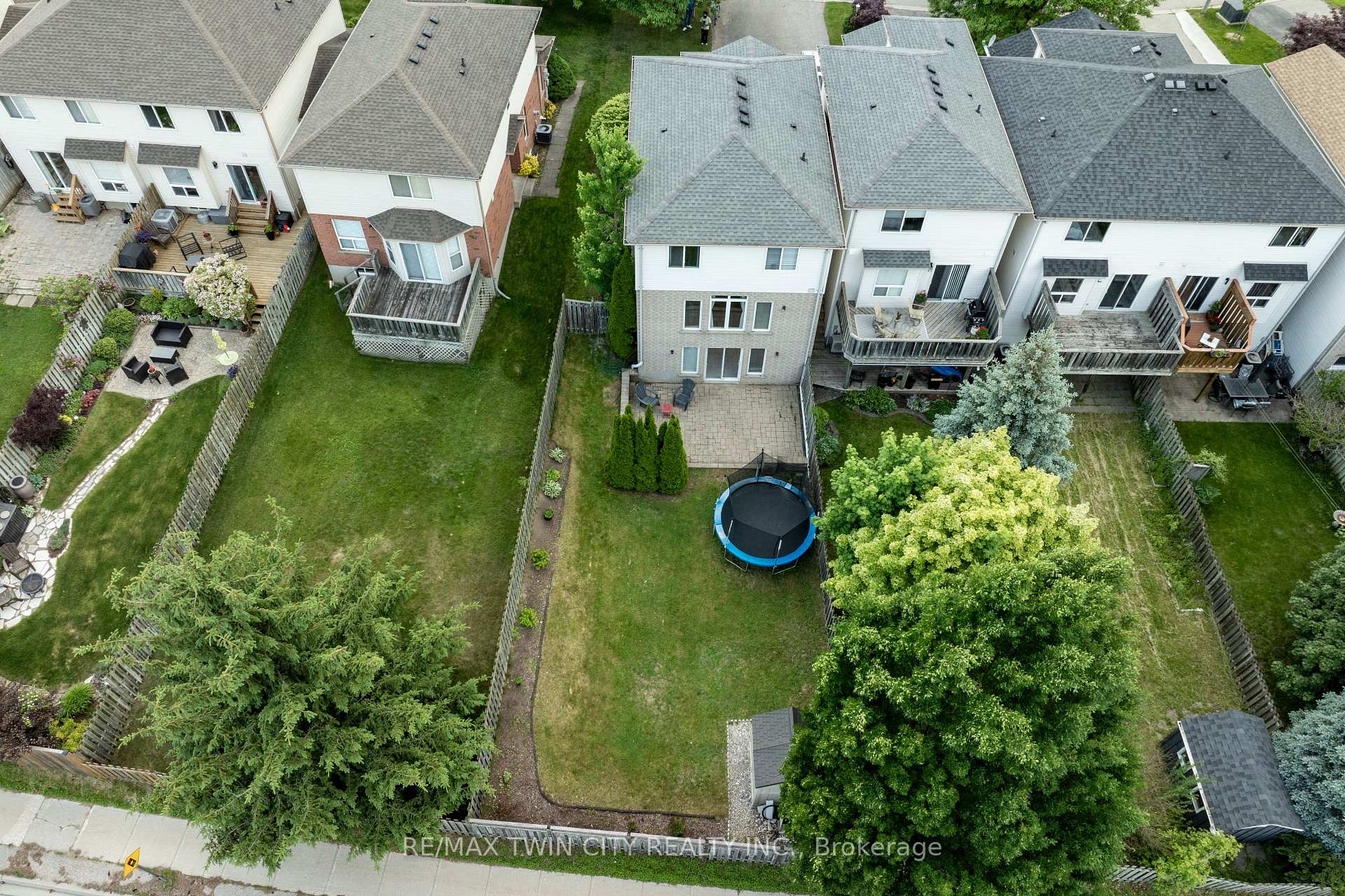 Photo 32 of 556 Dansbury Drive, Waterloo — HOMEH