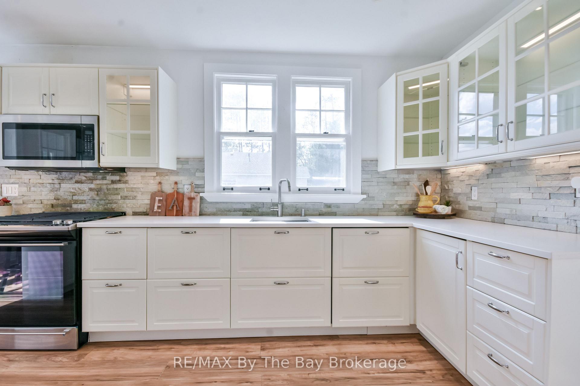 Photo 4 of 1067 Mosley Street, Wasaga Beach — HOMEH