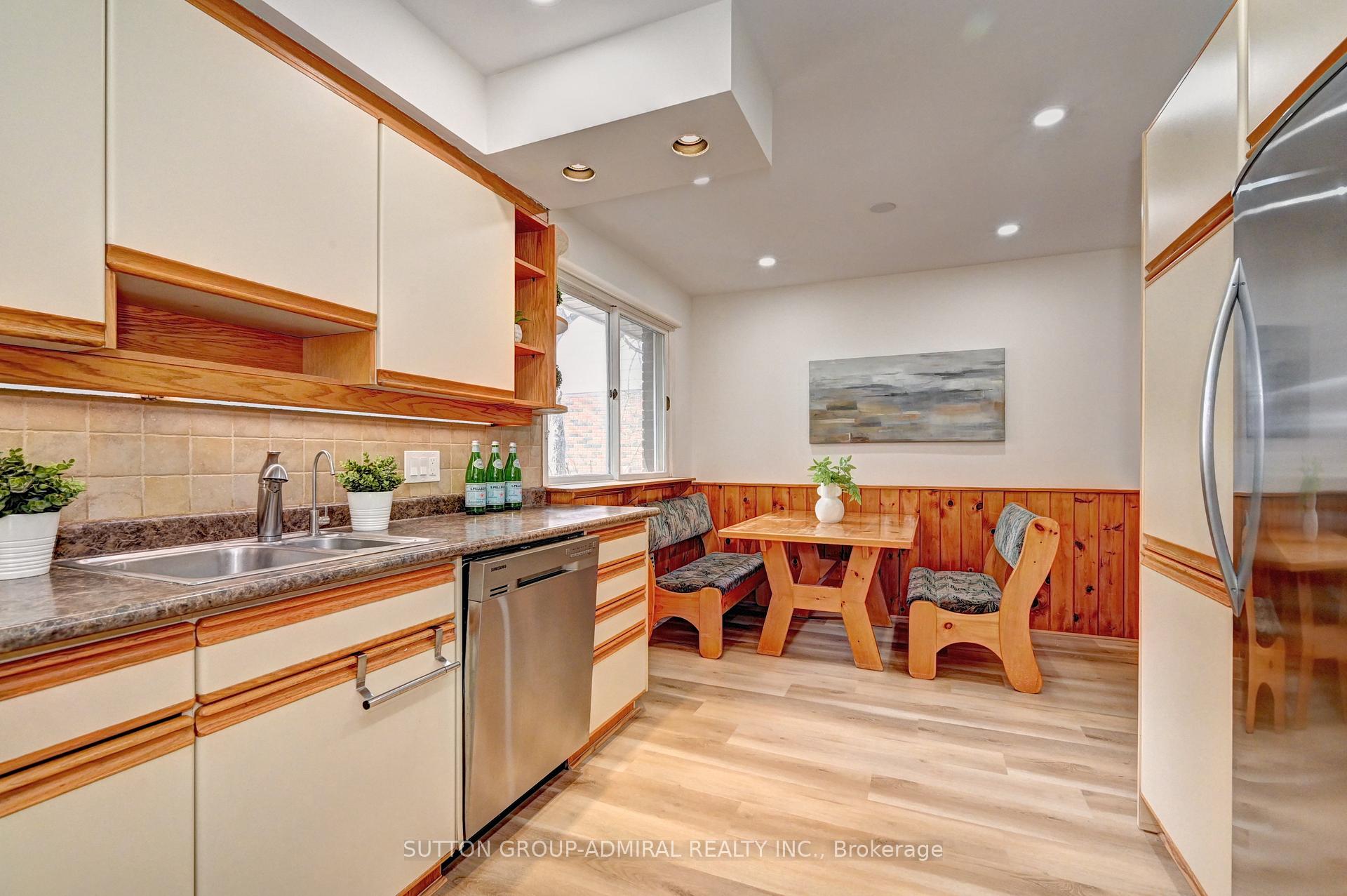 Photo 20 of 383 Stillmeadow Circle, Waterloo — HOMEH