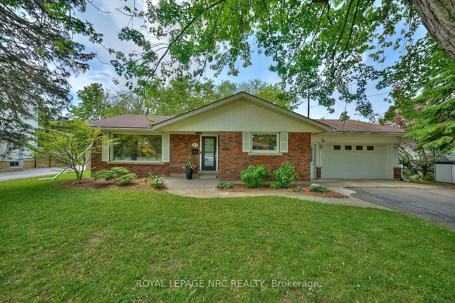 Photo 3 of 143 Gadsby Avenue, Welland, N. Welland — HOMEH