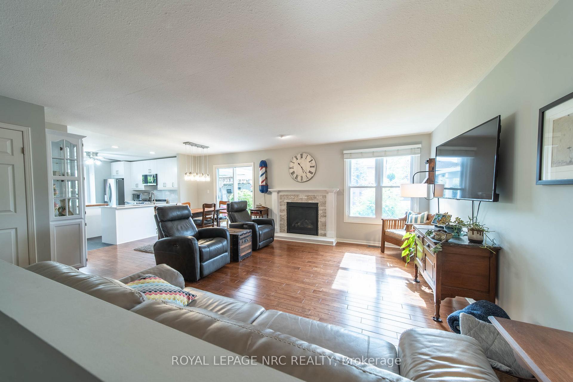 Photo 11 of 135 Green Pointe Drive, Welland, N. Welland — HOMEH