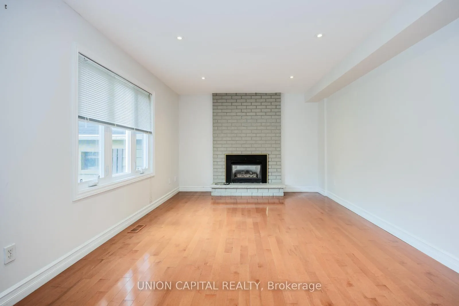 Photo 3 of 82 Old Yonge Street, Aurora, Aurora Village — HOMEH