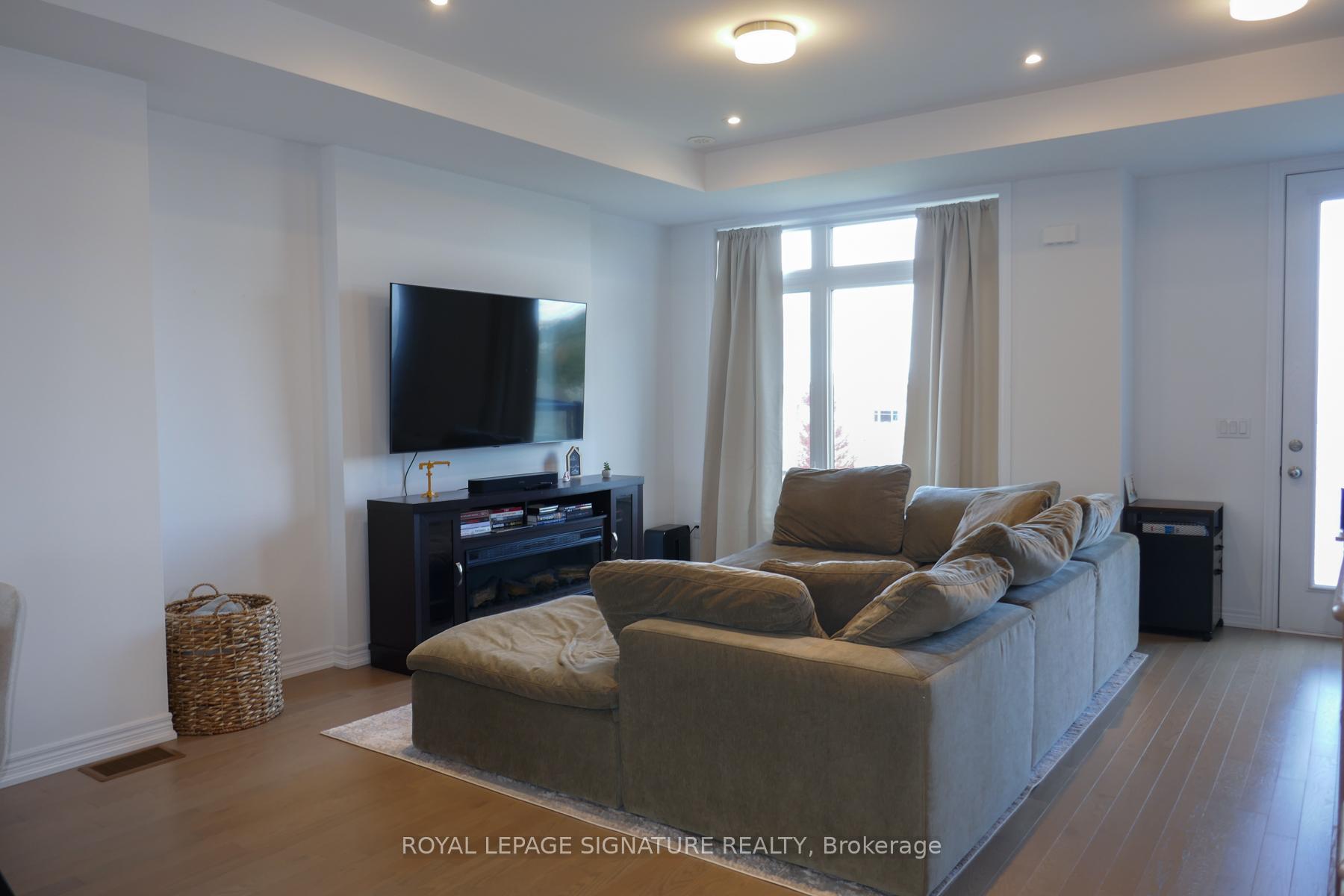 Photo 4 of 49 Sorbara Way, Whitby, Brooklin — HOMEH