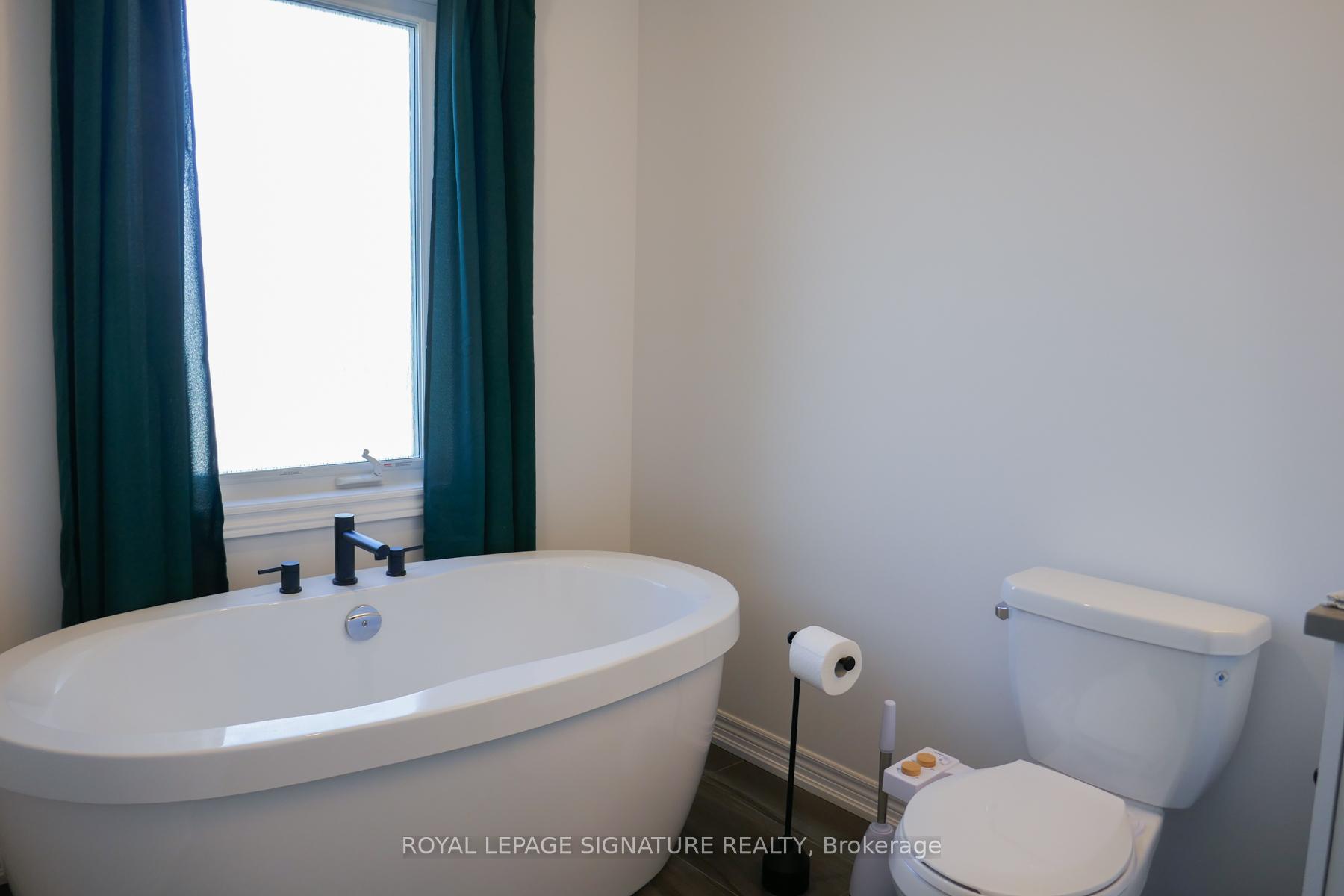 Photo 10 of 49 Sorbara Way, Whitby, Brooklin — HOMEH