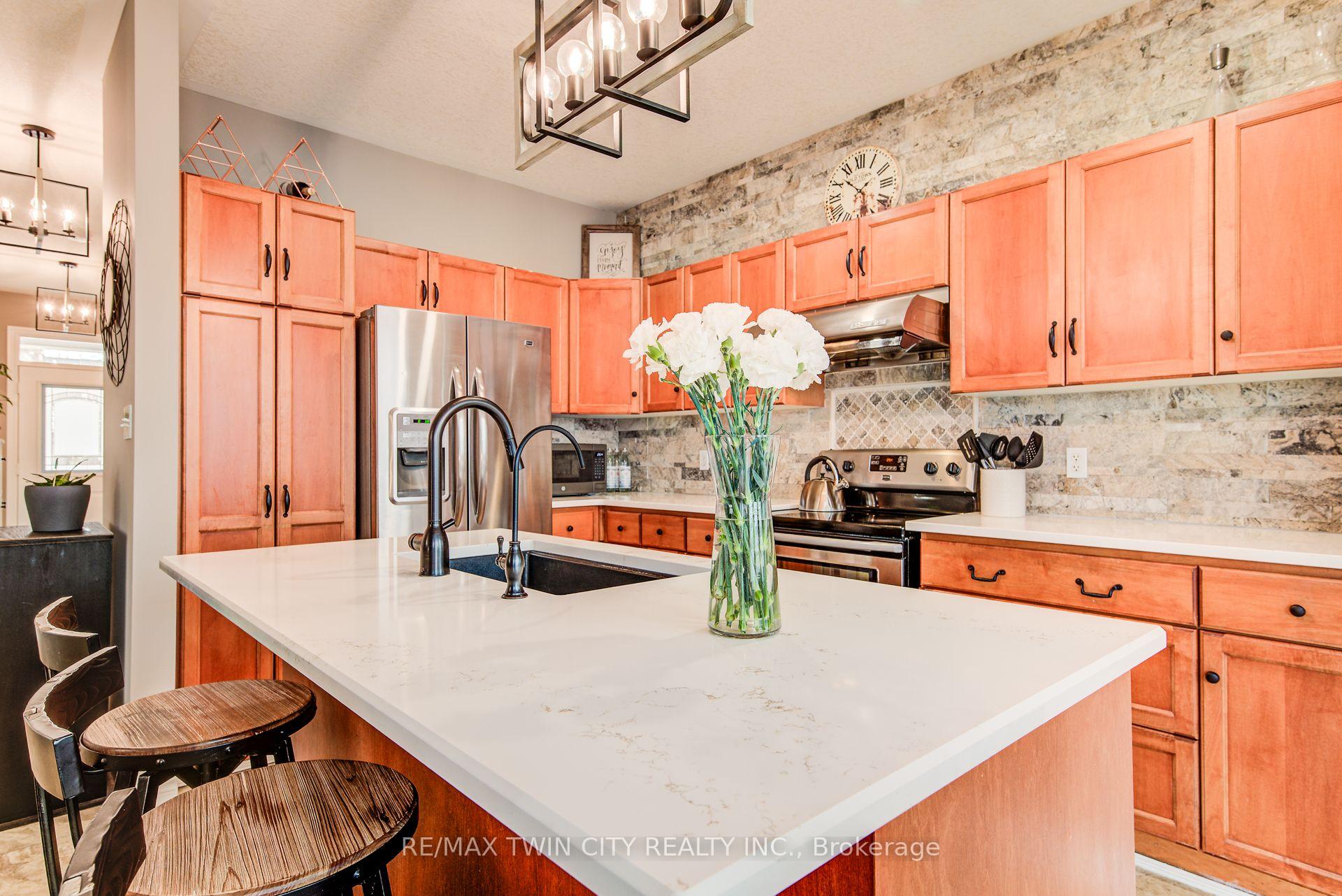 Photo 12 of 616 Frieburg Drive, Waterloo, Clair Hills — HOMEH