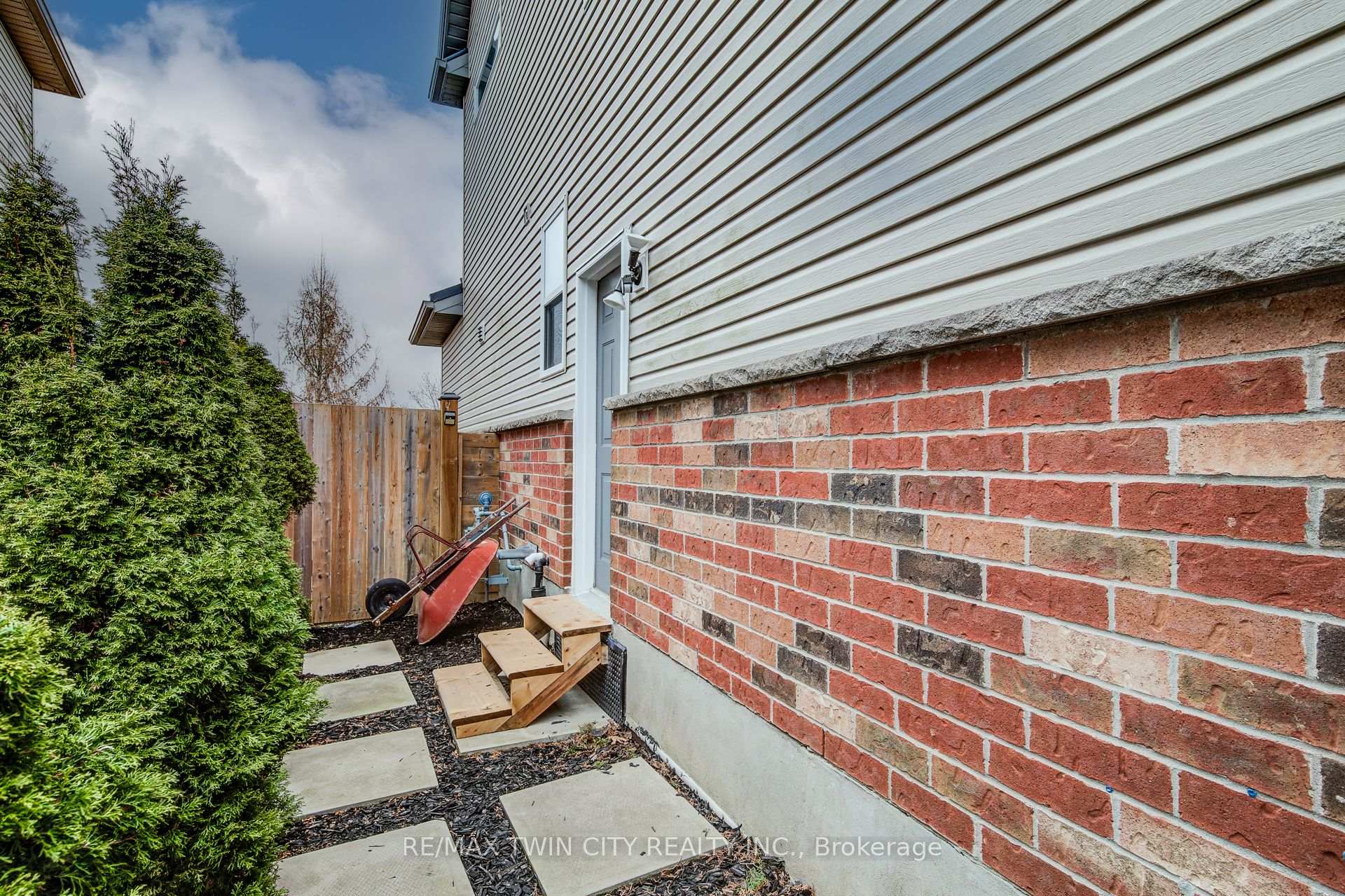 Photo 44 of 616 Frieburg Drive, Waterloo, Clair Hills — HOMEH