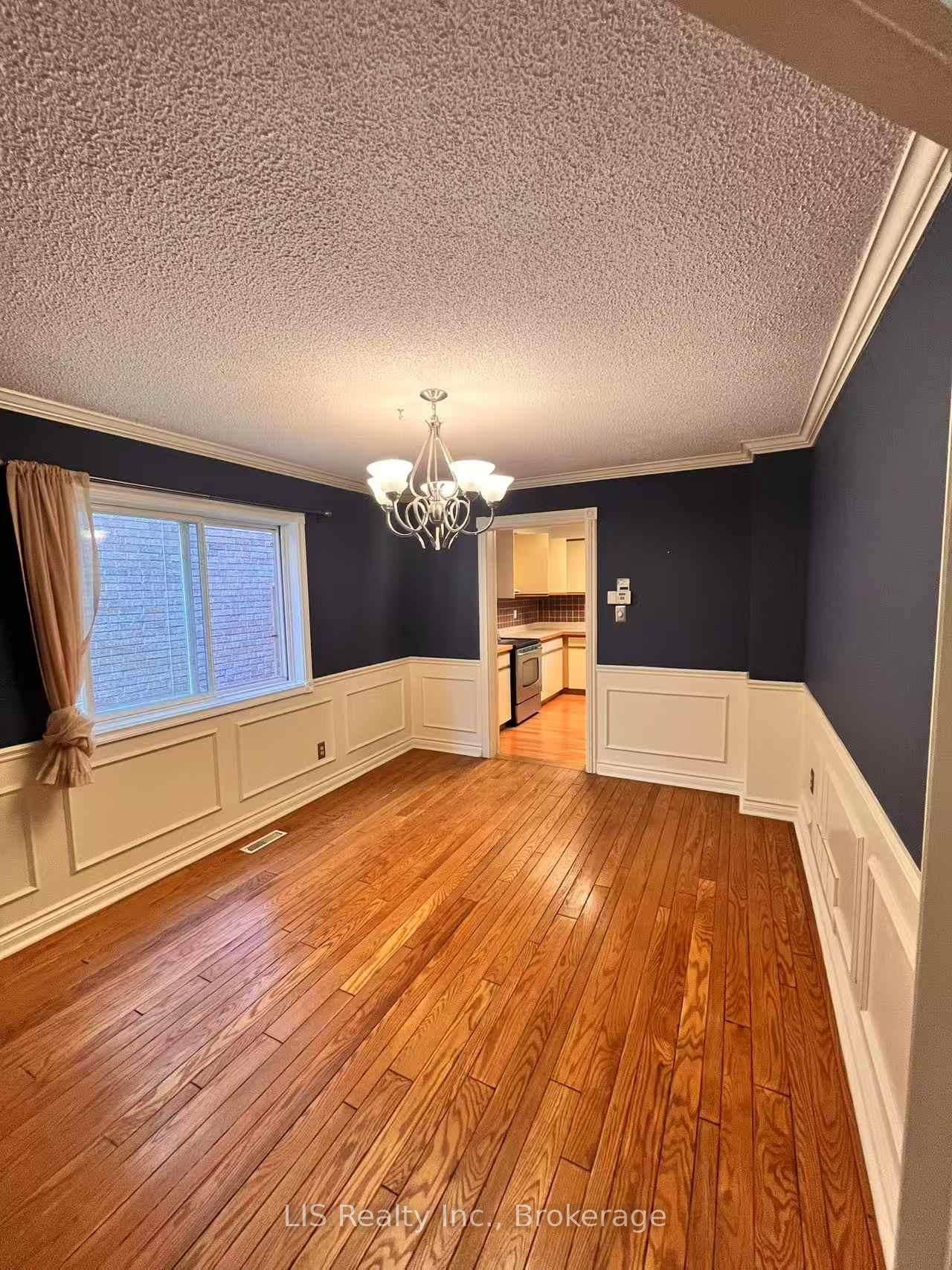 Photo 7 of 16 Murdock Avenue, Aurora, Aurora Heights — HOMEH