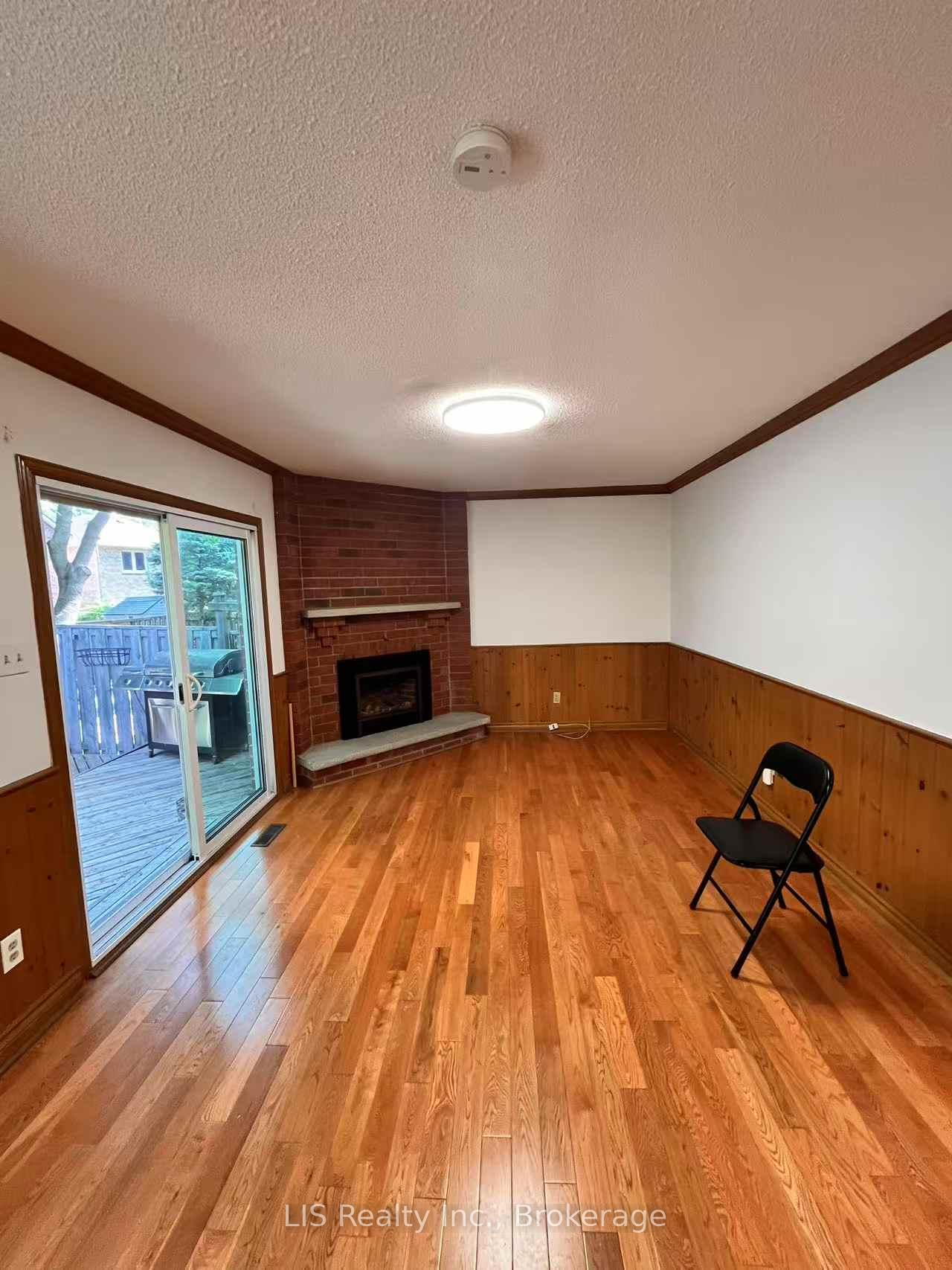 Photo 10 of 16 Murdock Avenue, Aurora, Aurora Heights — HOMEH