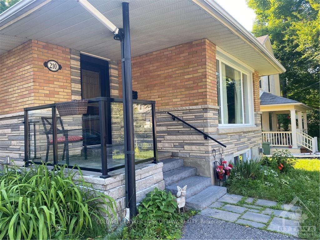 Photo 2 of 210 Harcourt Avenue, Ottawa, Woodroffe — HOMEH