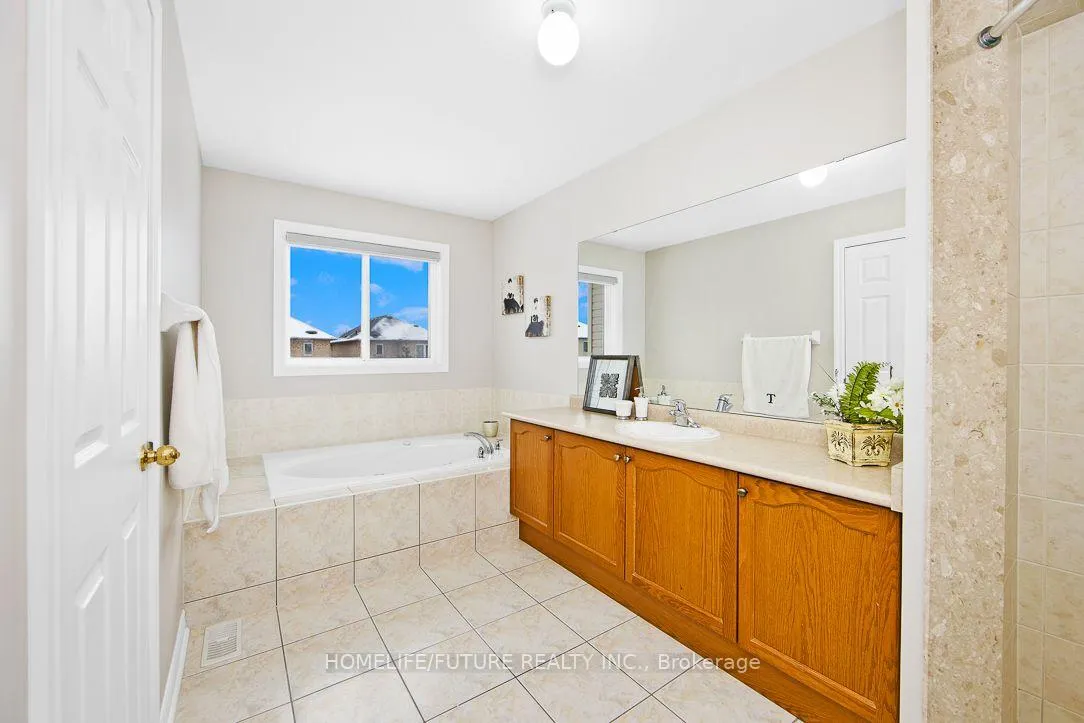 Photo 18 of 39 Harkness Drive, Whitby, Rolling Acres — HOMEH