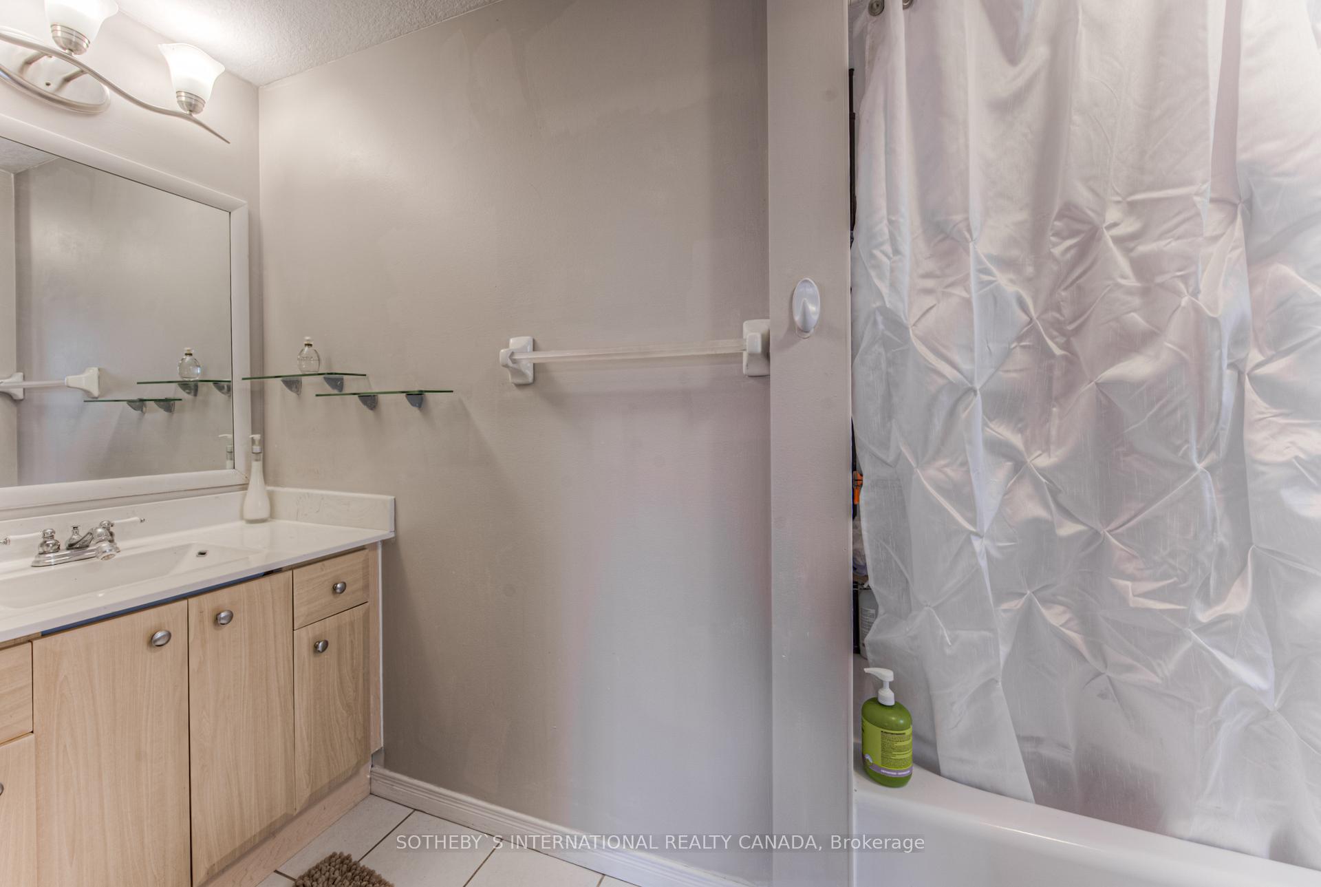 Photo 4 of 717 Brandenburg Boulevard, Waterloo — HOMEH