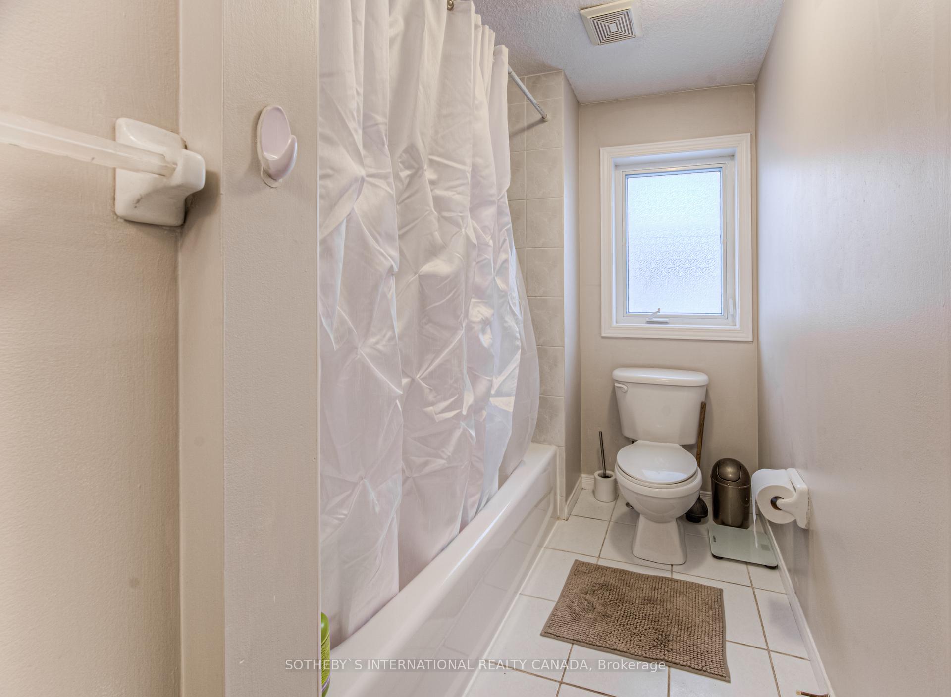Photo 5 of 717 Brandenburg Boulevard, Waterloo — HOMEH