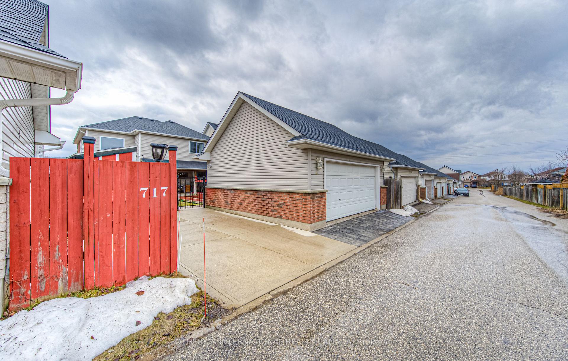 Photo 46 of 717 Brandenburg Boulevard, Waterloo — HOMEH