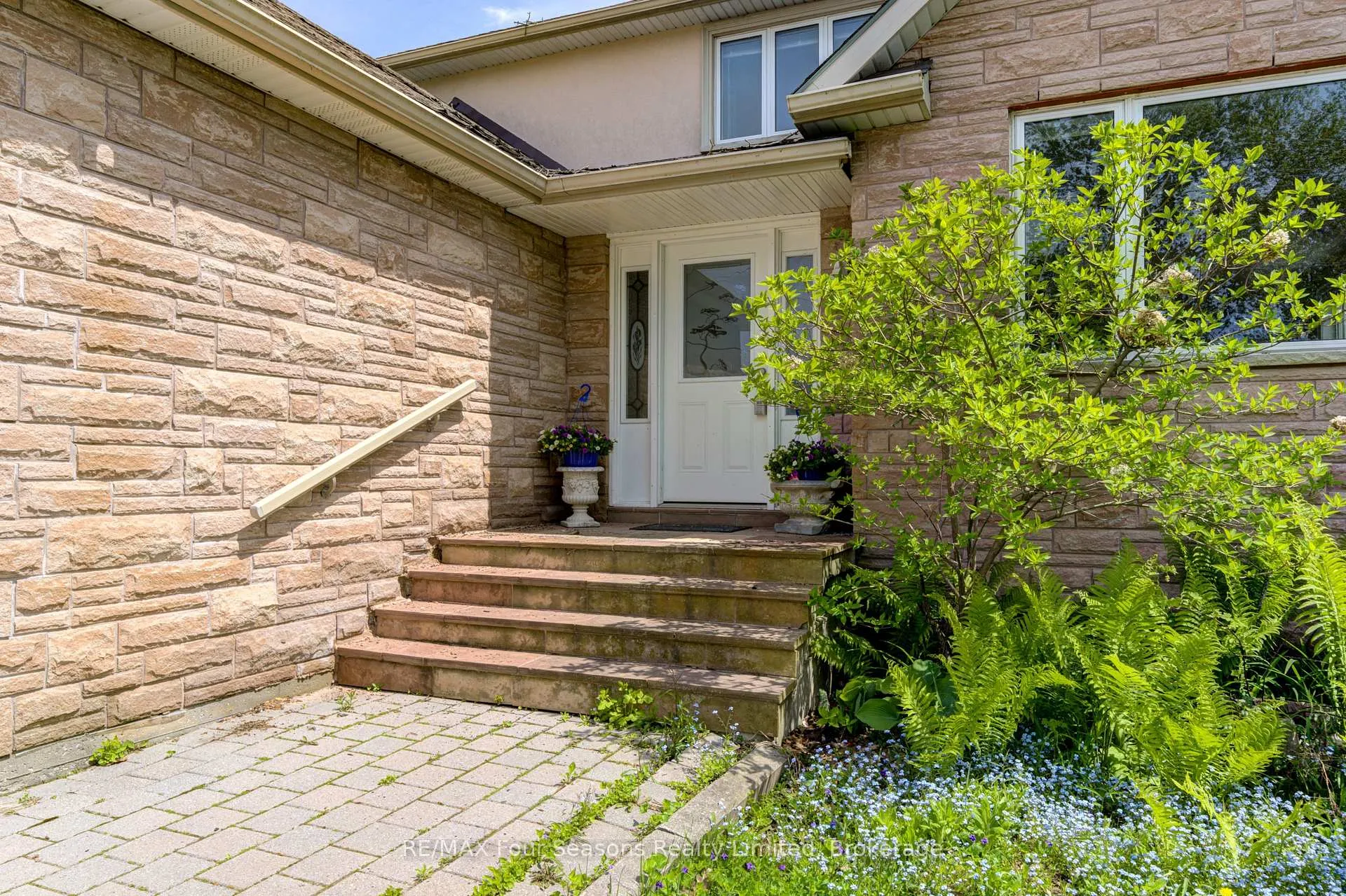 Photo 4 of 243 River Road E, Wasaga Beach — HOMEH