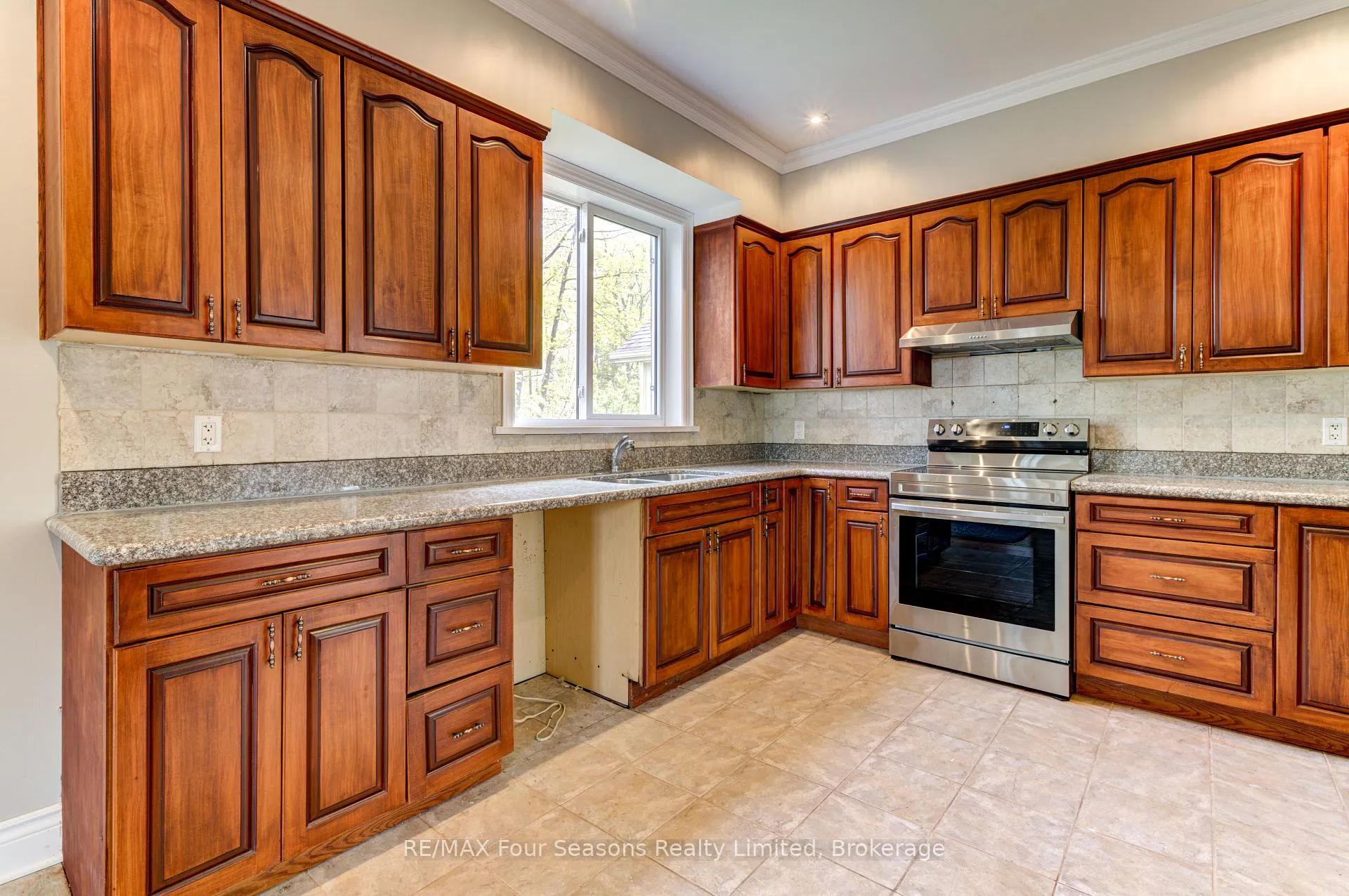Photo 11 of 243 River Road E, Wasaga Beach — HOMEH