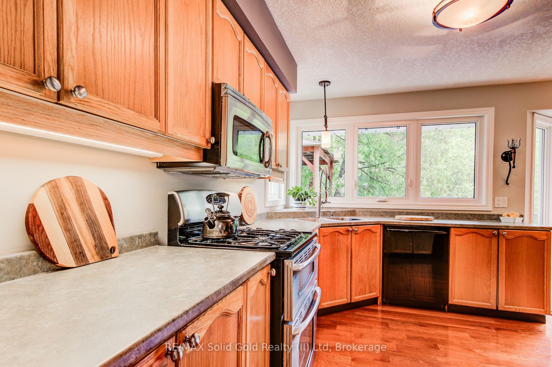 Photo 9 of 580 Hallmark Drive, Waterloo — HOMEH