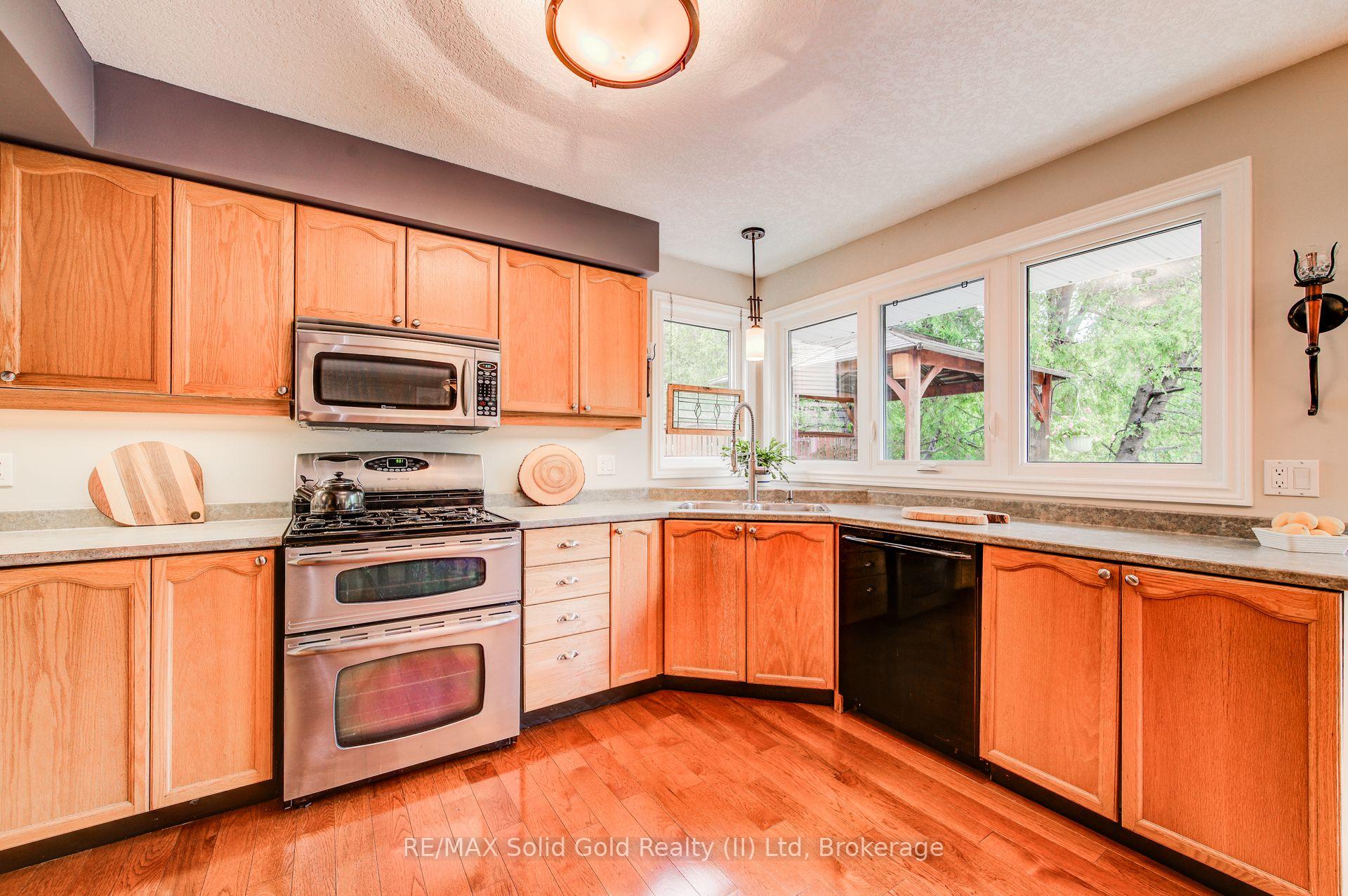 Photo 10 of 580 Hallmark Drive, Waterloo — HOMEH