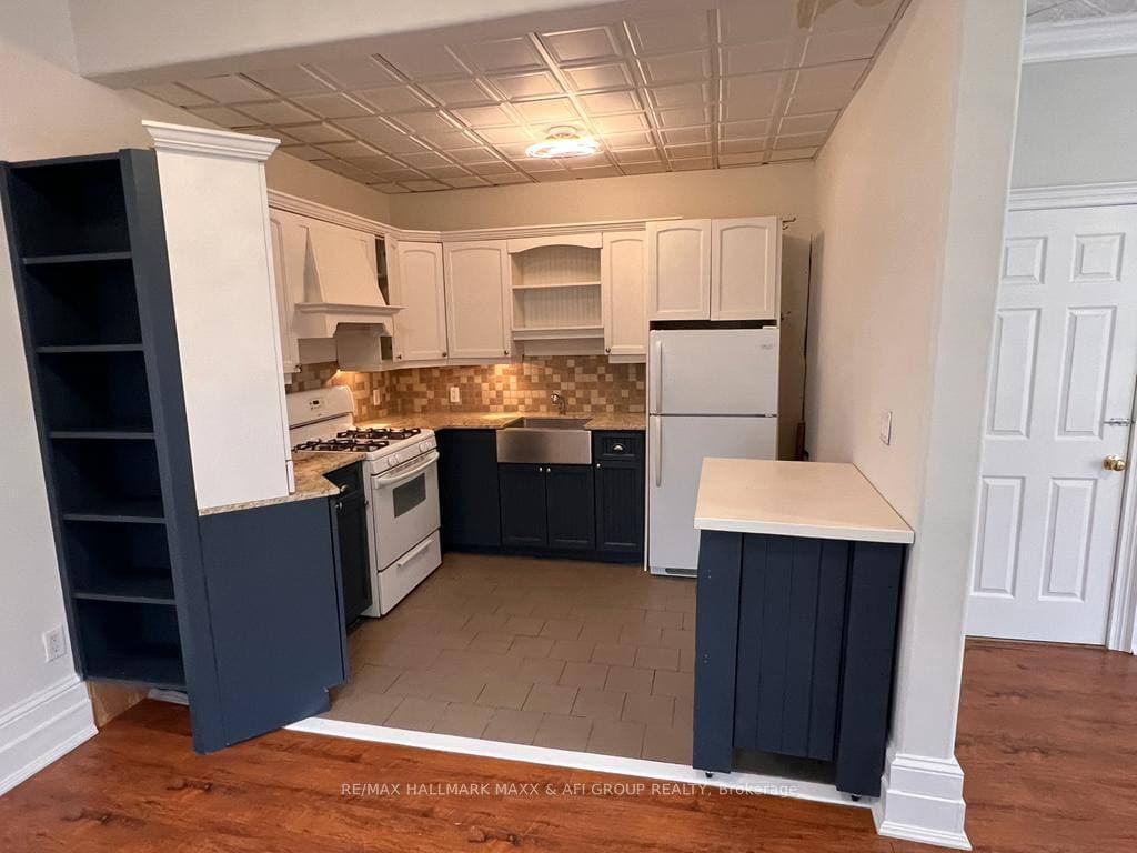 Photo 5 of Unit Front, 61 Wellington Street E, Aurora, Aurora Village — HOMEH