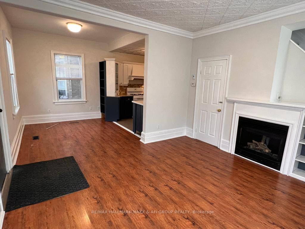 Photo 4 of Unit Front, 61 Wellington Street E, Aurora, Aurora Village — HOMEH