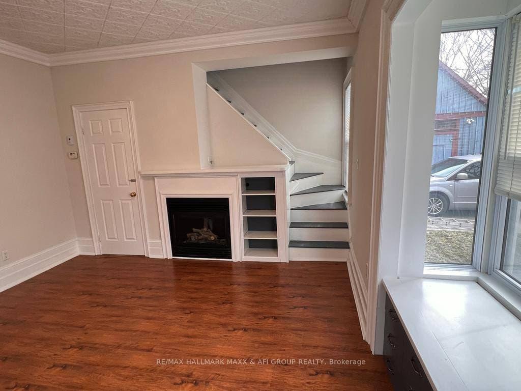 Photo 11 of Unit Front, 61 Wellington Street E, Aurora, Aurora Village — HOMEH