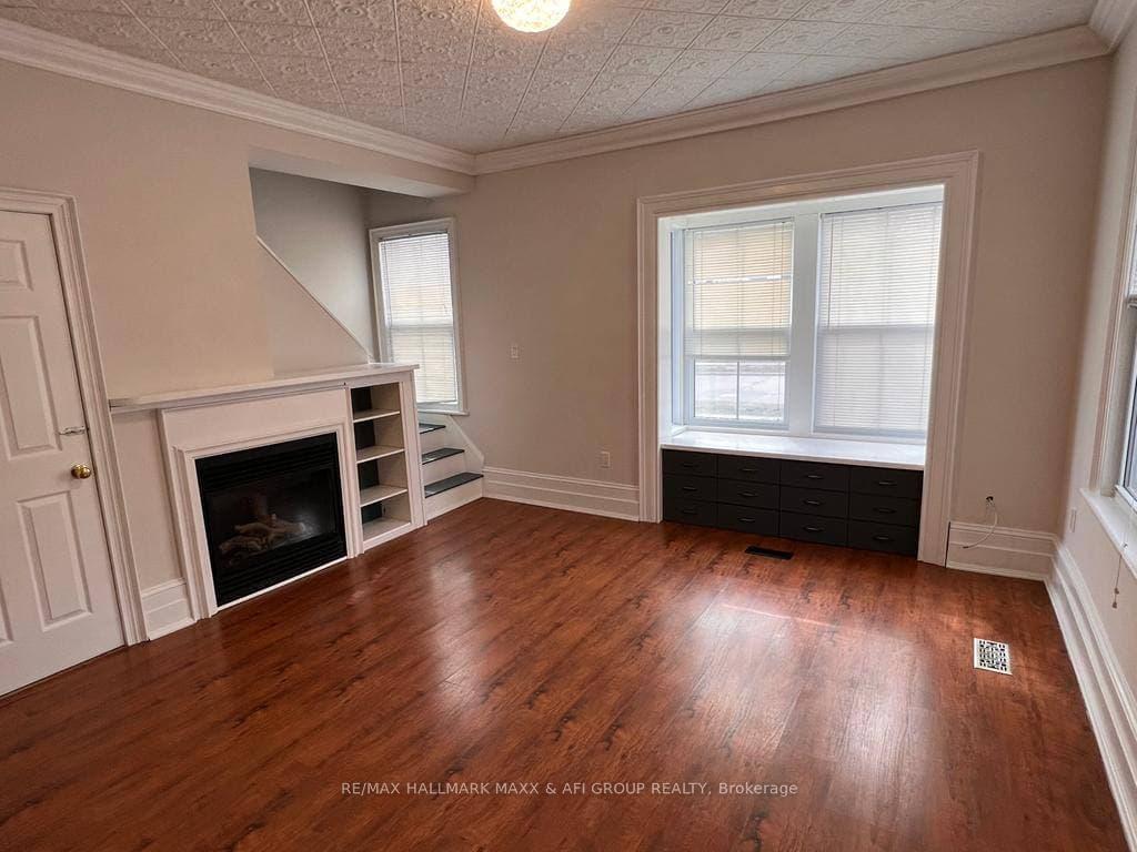 Photo 8 of Unit Front, 61 Wellington Street E, Aurora, Aurora Village — HOMEH