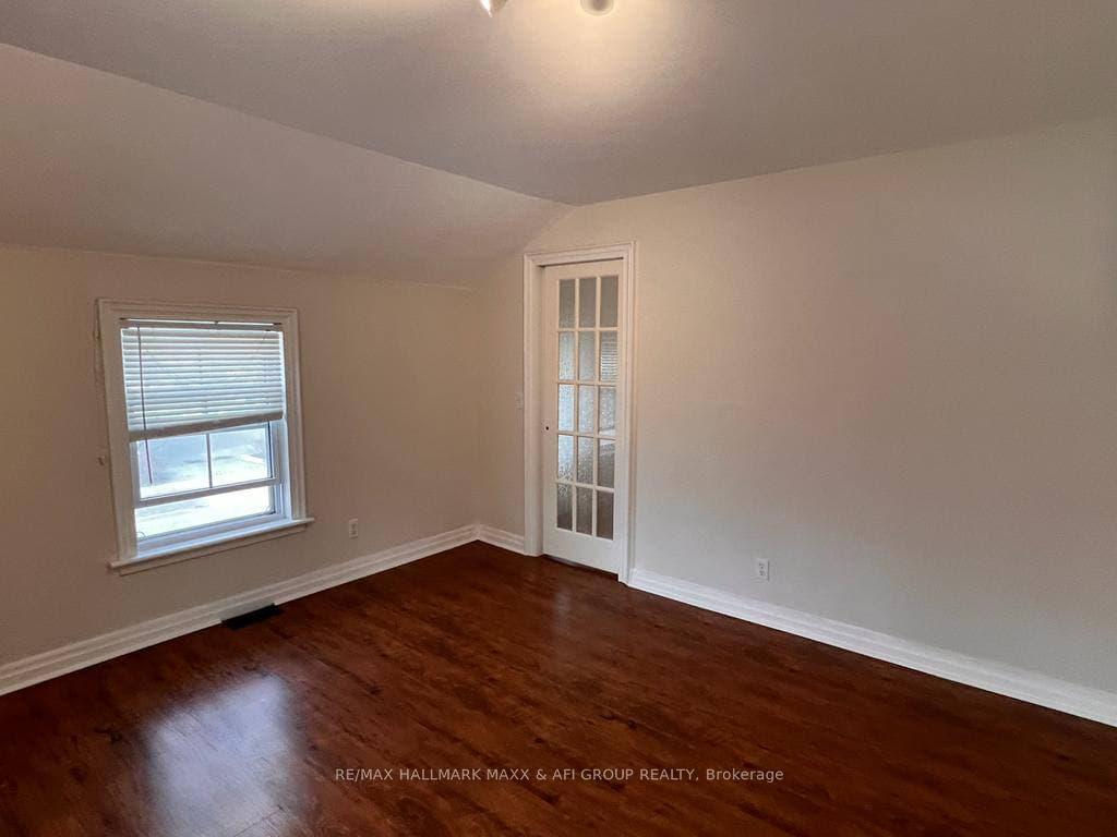 Photo 9 of Unit Front, 61 Wellington Street E, Aurora, Aurora Village — HOMEH
