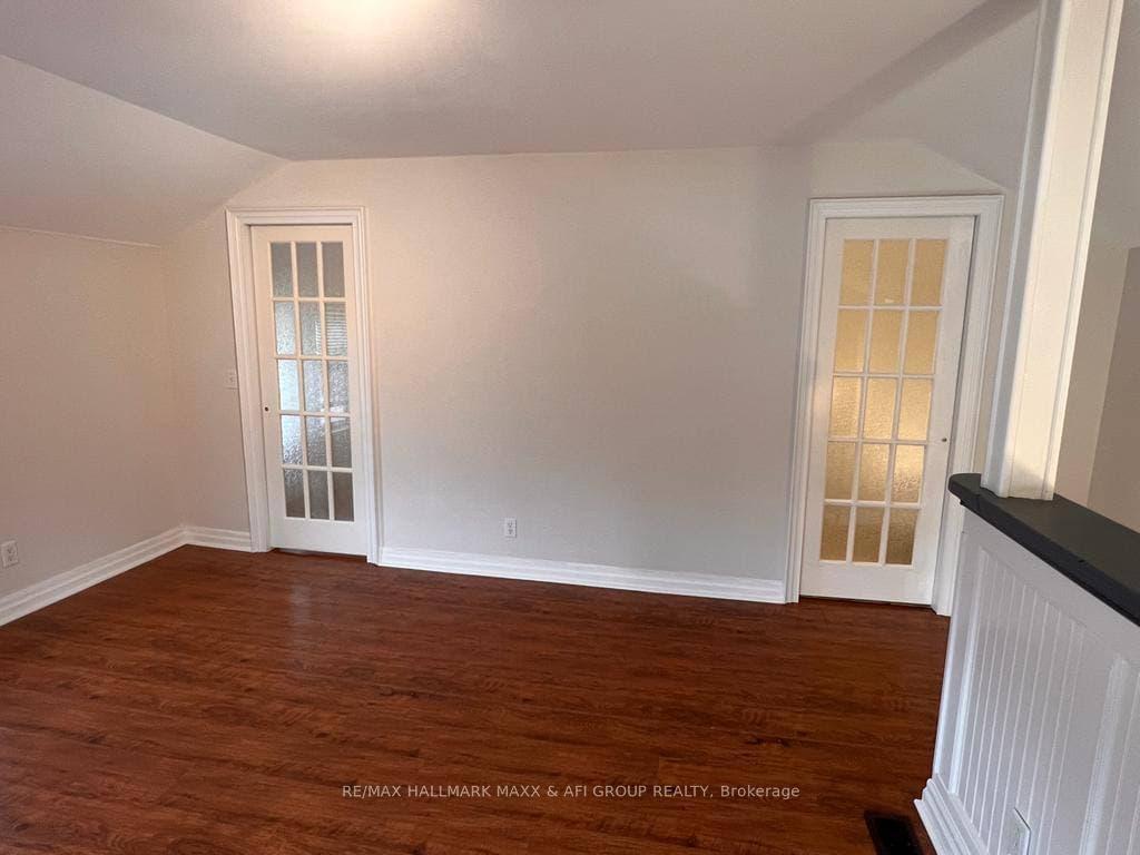 Photo 10 of Unit Front, 61 Wellington Street E, Aurora, Aurora Village — HOMEH