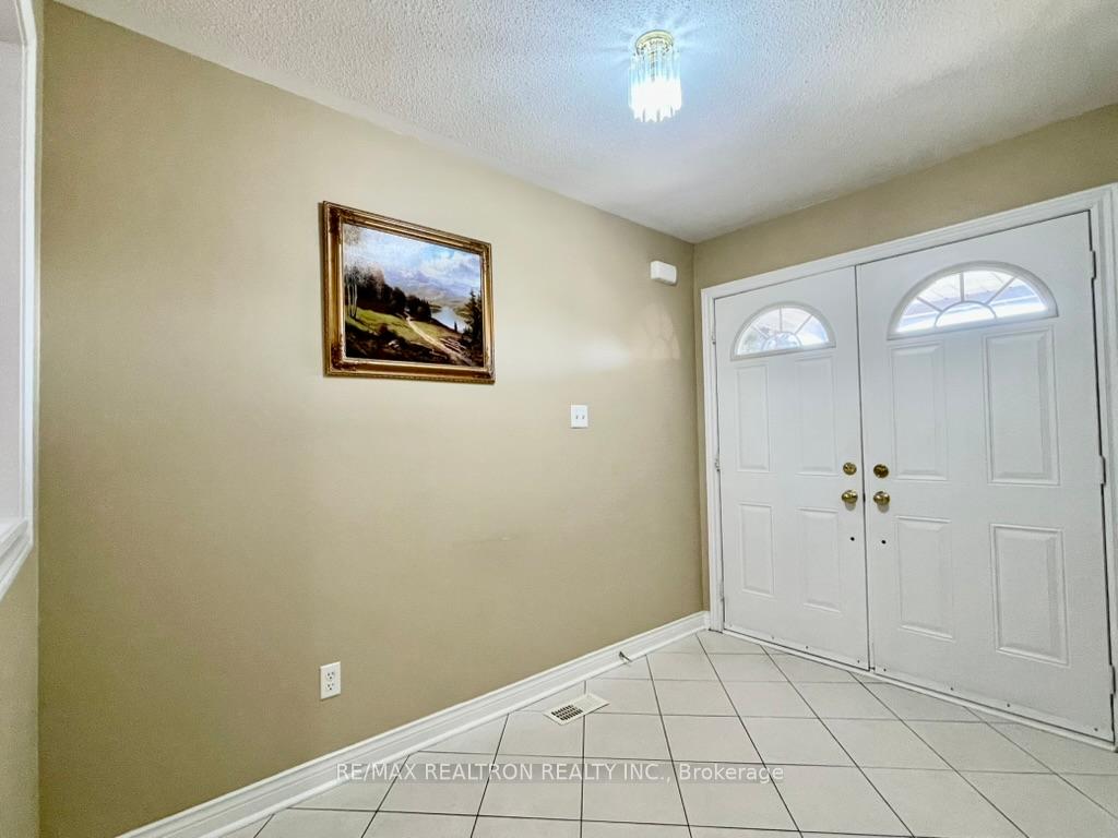 Photo 2 of 72 Darren Avenue, Whitby, Rolling Acres — HOMEH