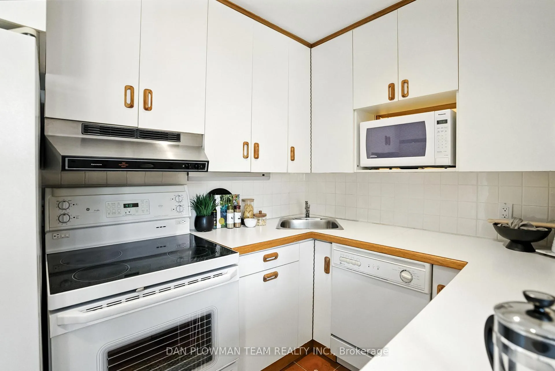 Photo 13 of 1001 Wardman Crescent, Whitby, Williamsburg — HOMEH