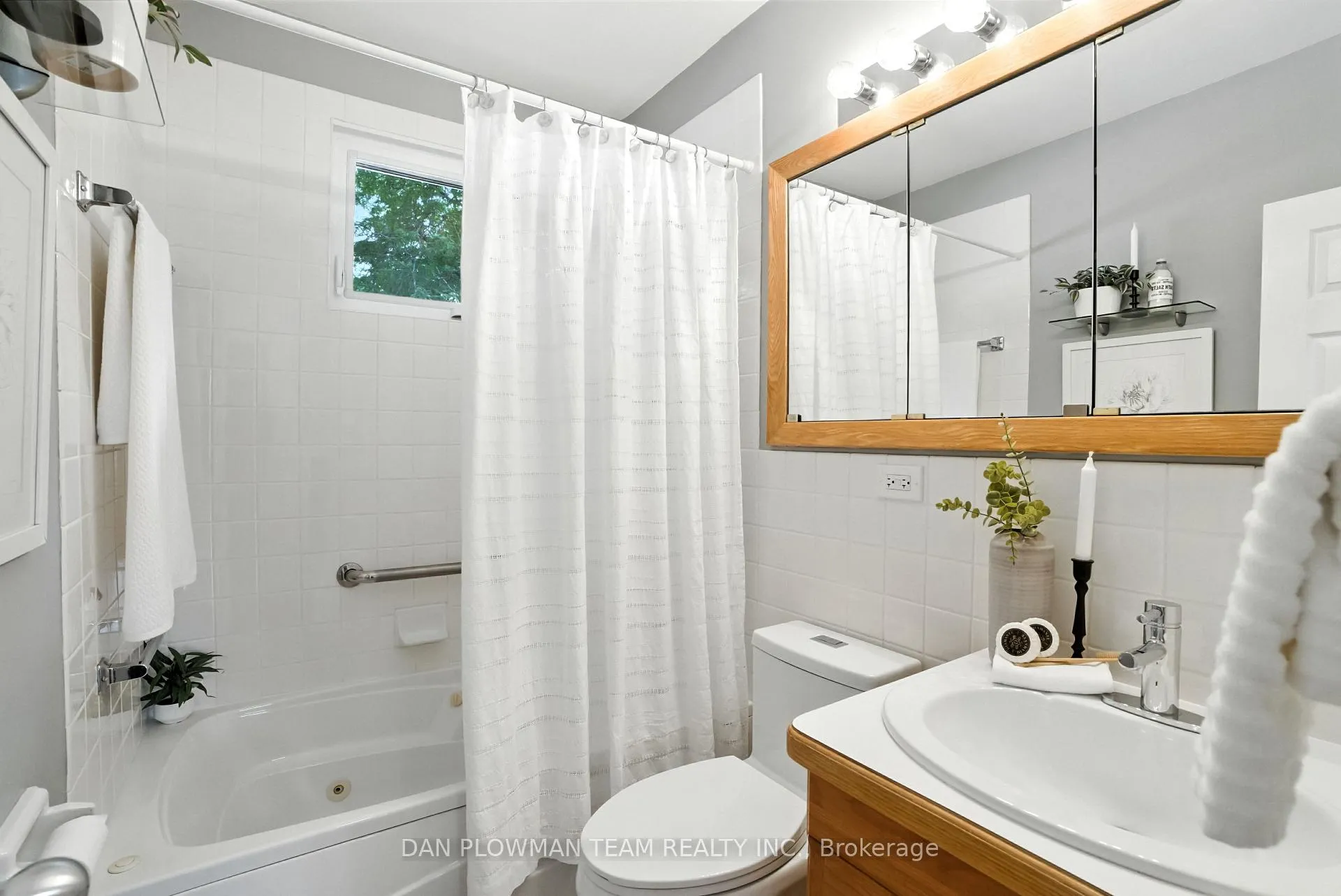 Photo 24 of 1001 Wardman Crescent, Whitby, Williamsburg — HOMEH