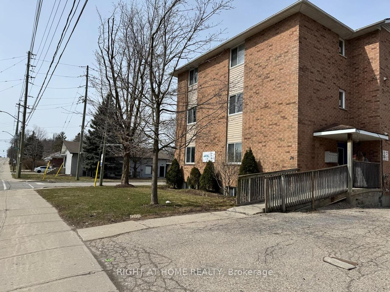 Photo 5 of 26 Columbia Street W, Waterloo — HOMEH