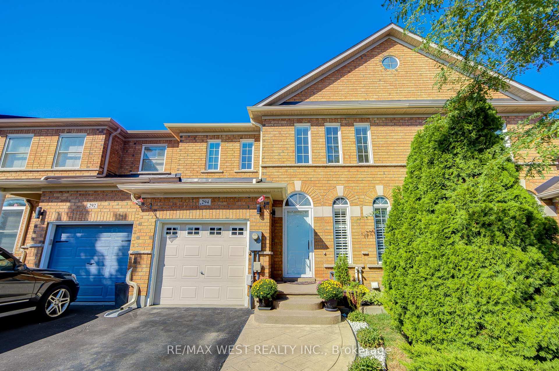 Photo 2 of 294 Hawkview Boulevard, Vaughan, Vellore Village — HOMEH