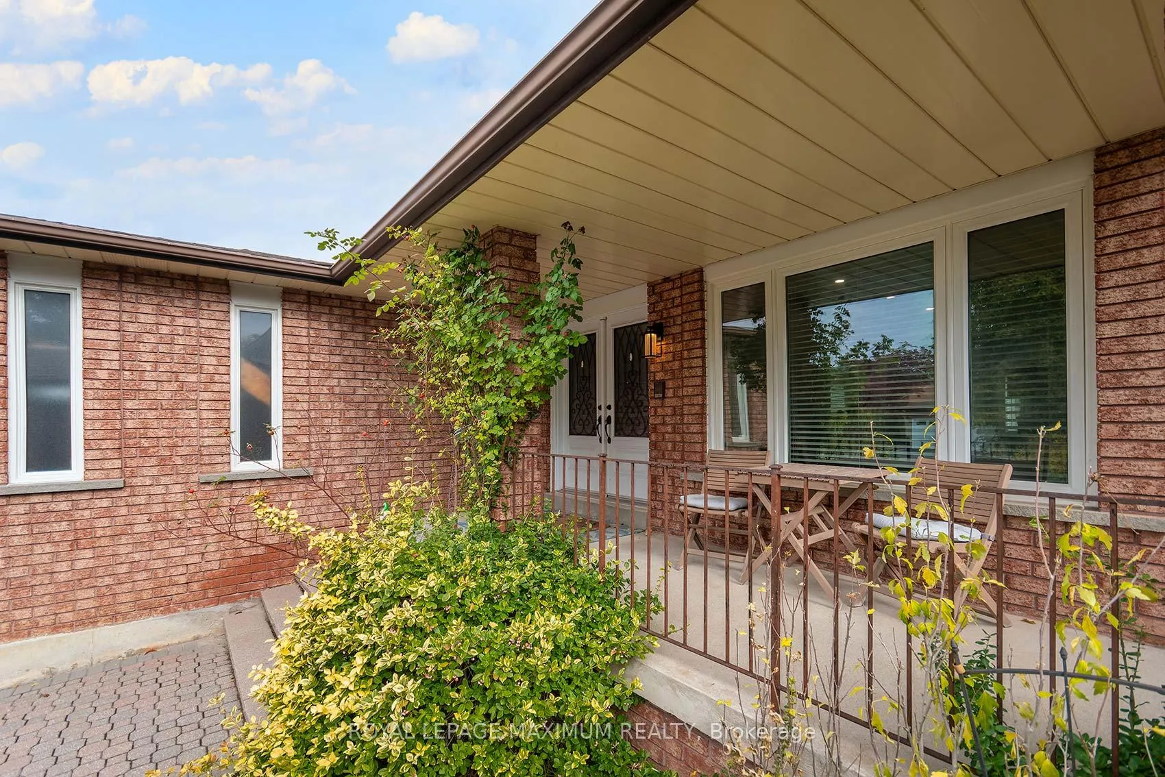 Photo 2 of 27 Looking Glass Crescent, Vaughan, East Woodbridge — HOMEH