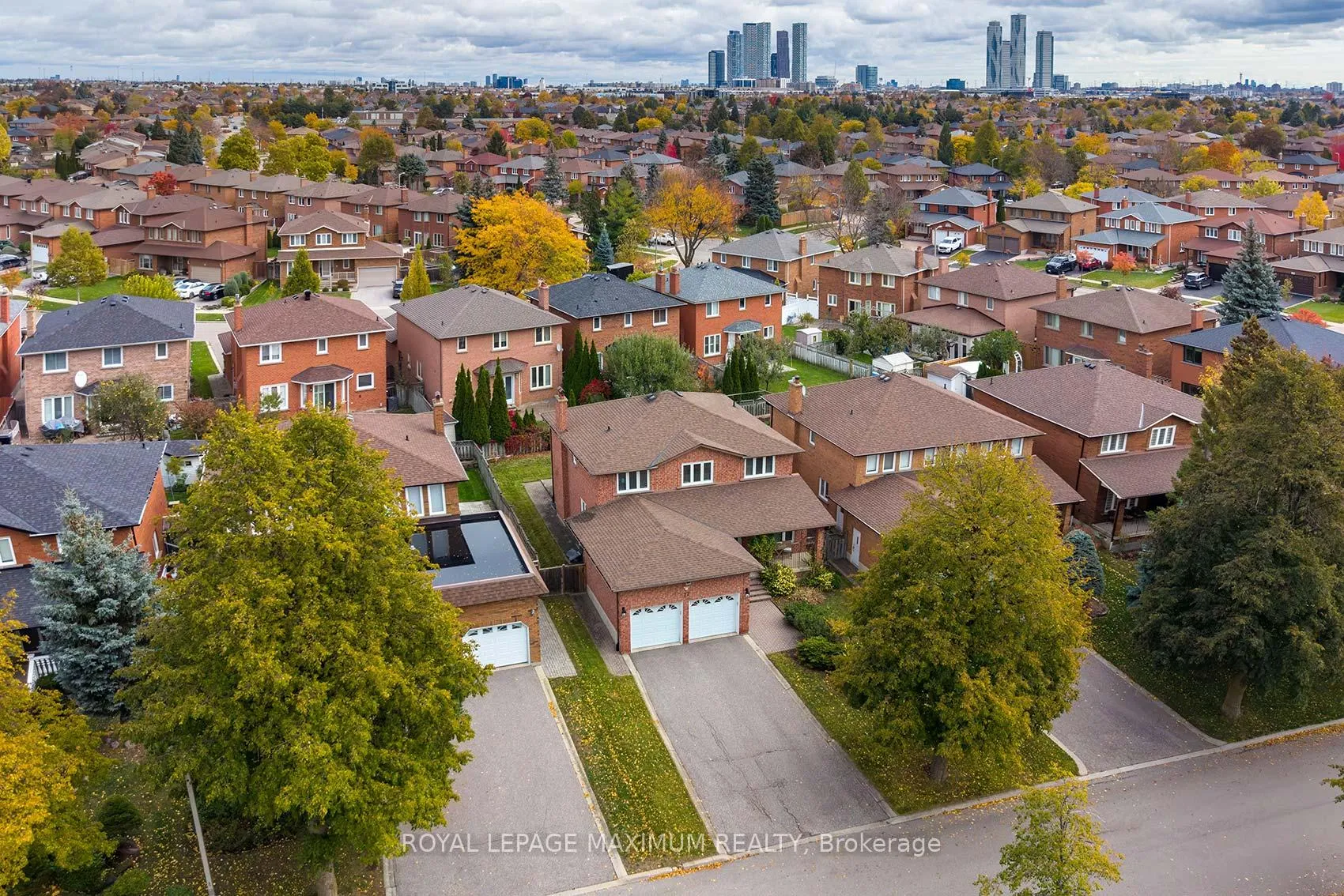Photo 3 of 27 Looking Glass Crescent, Vaughan, East Woodbridge — HOMEH