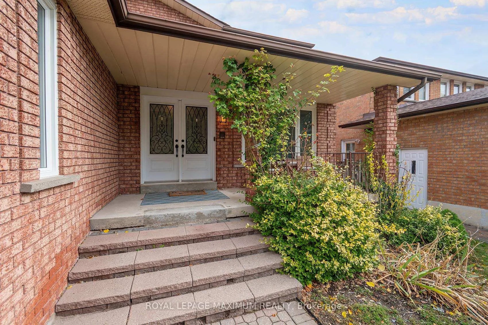Photo 5 of 27 Looking Glass Crescent, Vaughan, East Woodbridge — HOMEH
