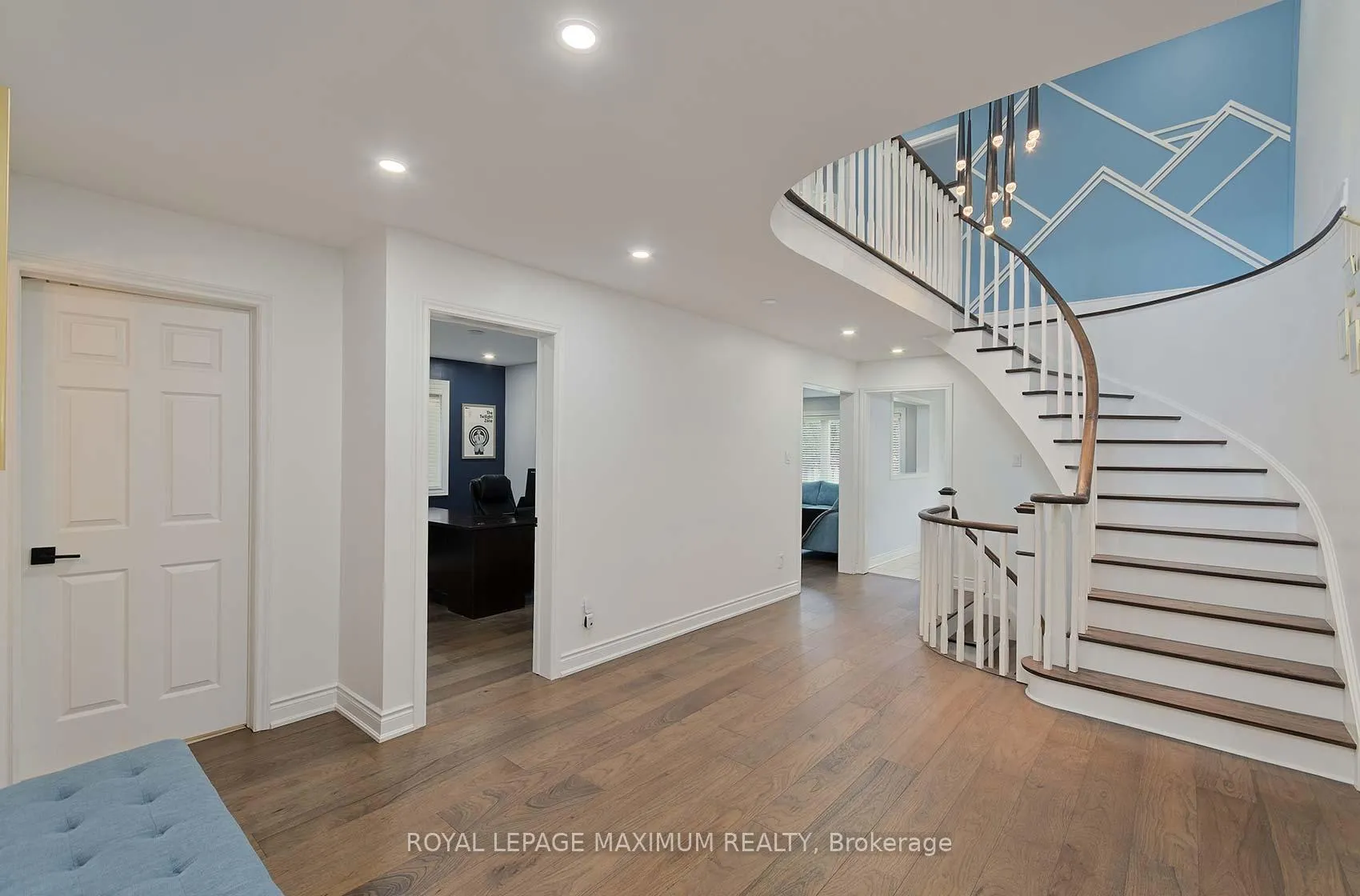 Photo 7 of 27 Looking Glass Crescent, Vaughan, East Woodbridge — HOMEH