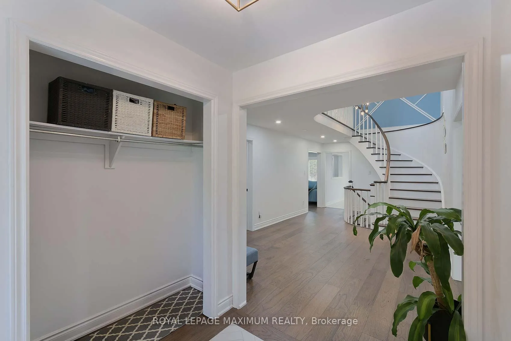 Photo 9 of 27 Looking Glass Crescent, Vaughan, East Woodbridge — HOMEH