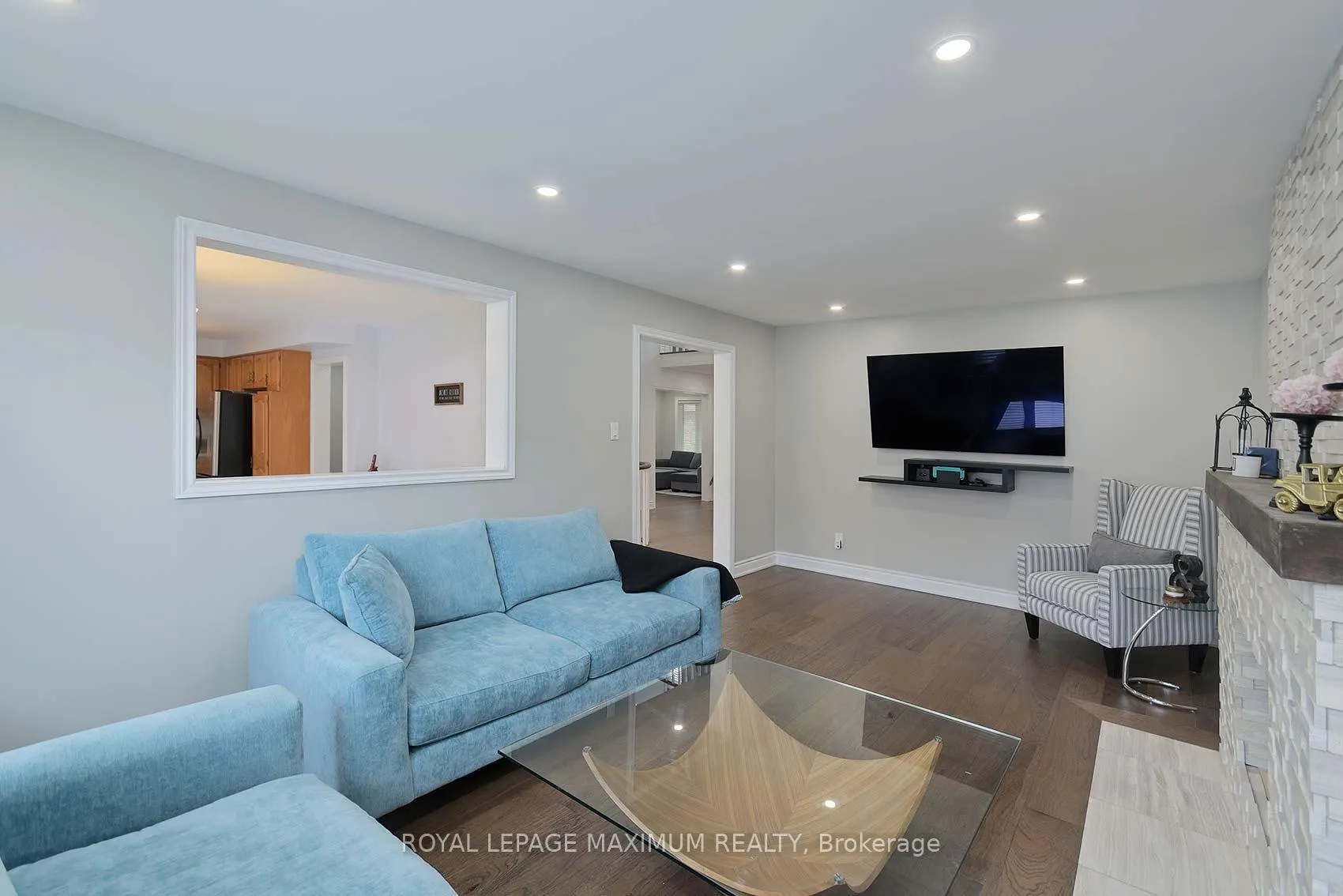 Photo 11 of 27 Looking Glass Crescent, Vaughan, East Woodbridge — HOMEH
