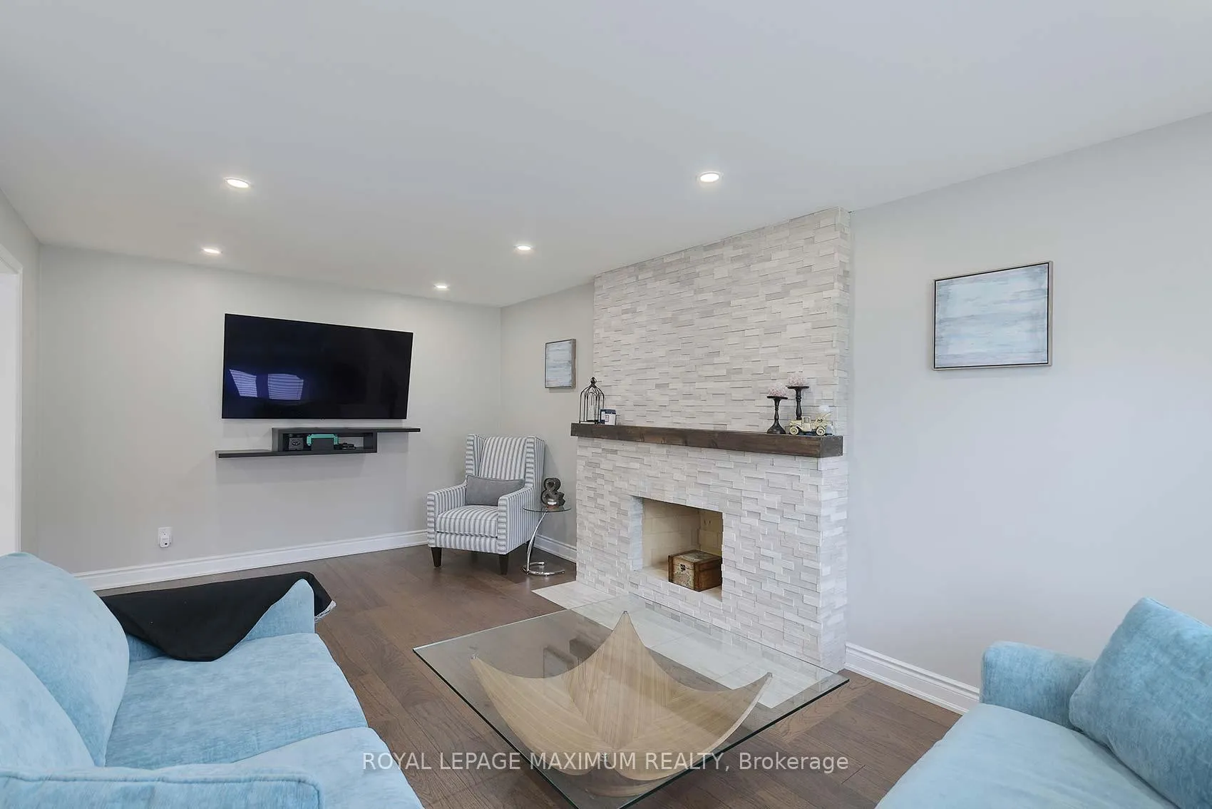 Photo 12 of 27 Looking Glass Crescent, Vaughan, East Woodbridge — HOMEH