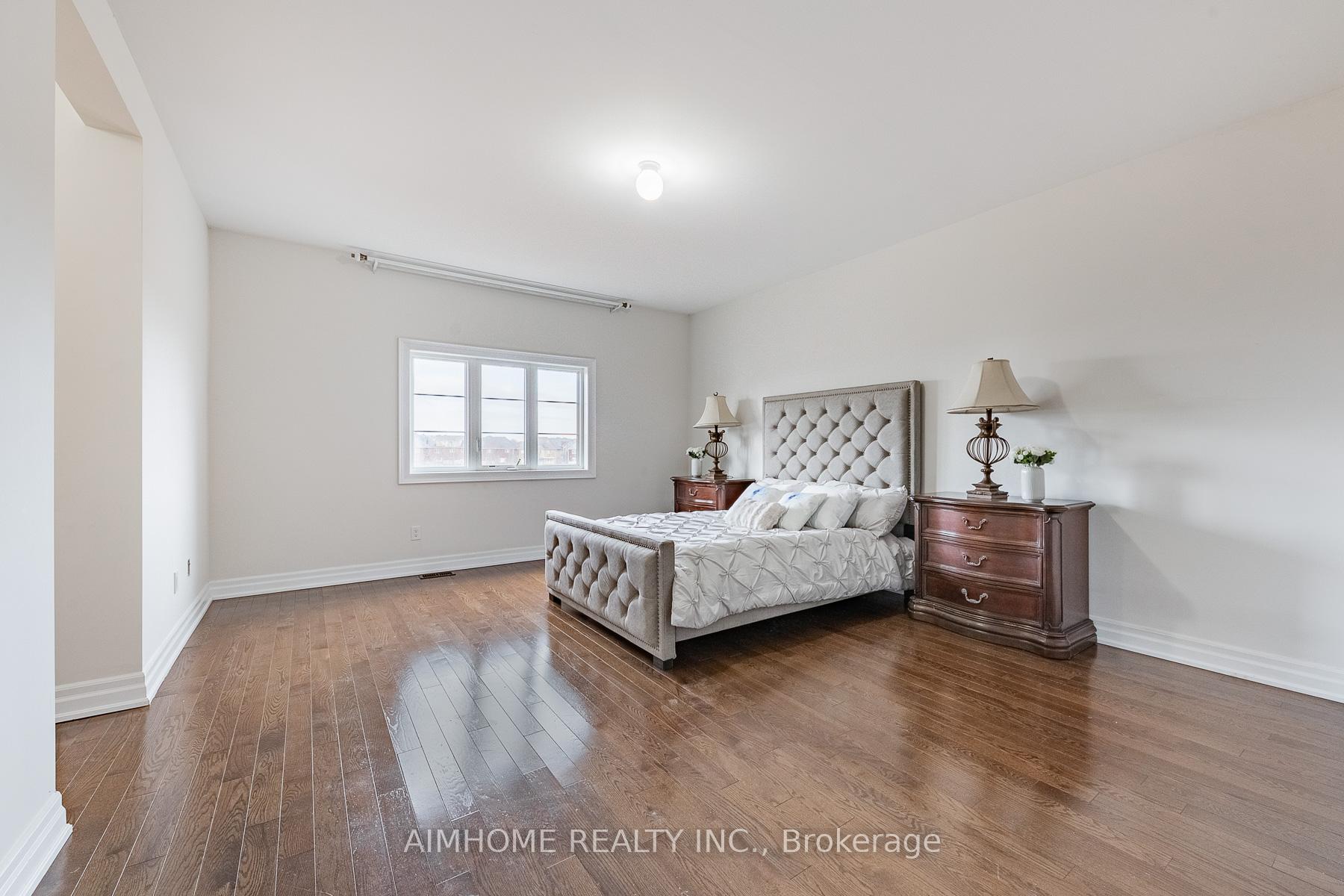 Photo 9 of 48 Hamster Crescent, Aurora, Bayview Northeast — HOMEH