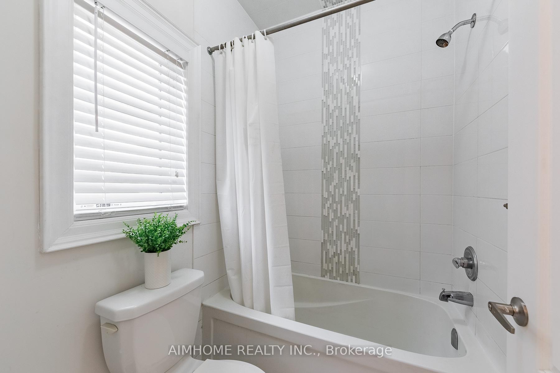 Photo 24 of 48 Hamster Crescent, Aurora, Bayview Northeast — HOMEH