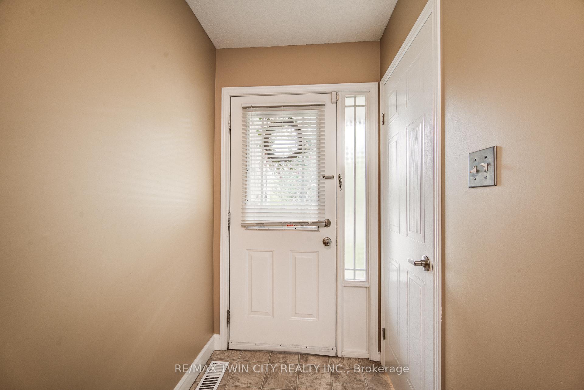 Photo 8 of 454 Annapolis Court, Waterloo — HOMEH